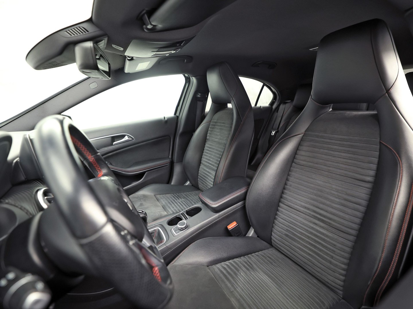 Mercedes-Benz A-Klasse 180 AMG Prestige Sport (NAVIGATIE, SPORTSTOELEN, MEMORY SEAT, STOELVERWARMING, LM VELGEN, GETINT GLAS, NIEUWE APK)