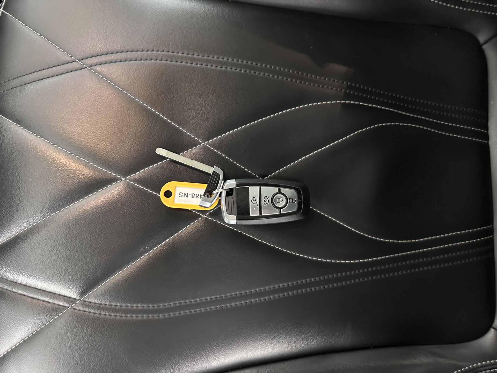 Ford Mustang Mach-E RWD 75 kWh [ 3-Fase-11kW ] {SOH-84%} (INCL-BTW) *LEATHER | FULL-LED | DAB | DIGI-COCKPIT | KEYLESS | NAVI-FULLMAP | CARPLAY | HEATED-COMFORTSEATS | TOPVIEW | ADAPTIVE-CRUISE | PRIVACY-GLASS | 18'' ALU*