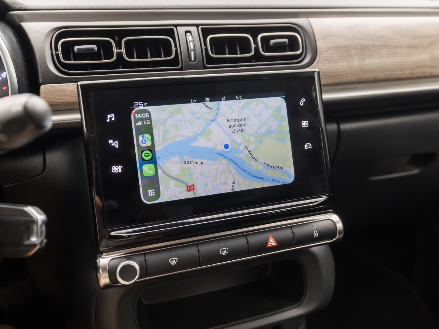 Citroën C3 1.2 PureTech Shine Sport Automaat (APPLE CARPLAY, GROOT NAVI, CAMERA, LEDER, STOELVERWARMING, SPORTSTOELEN, GETINT GLAS, CRUISE, NIEUWSTAAT)