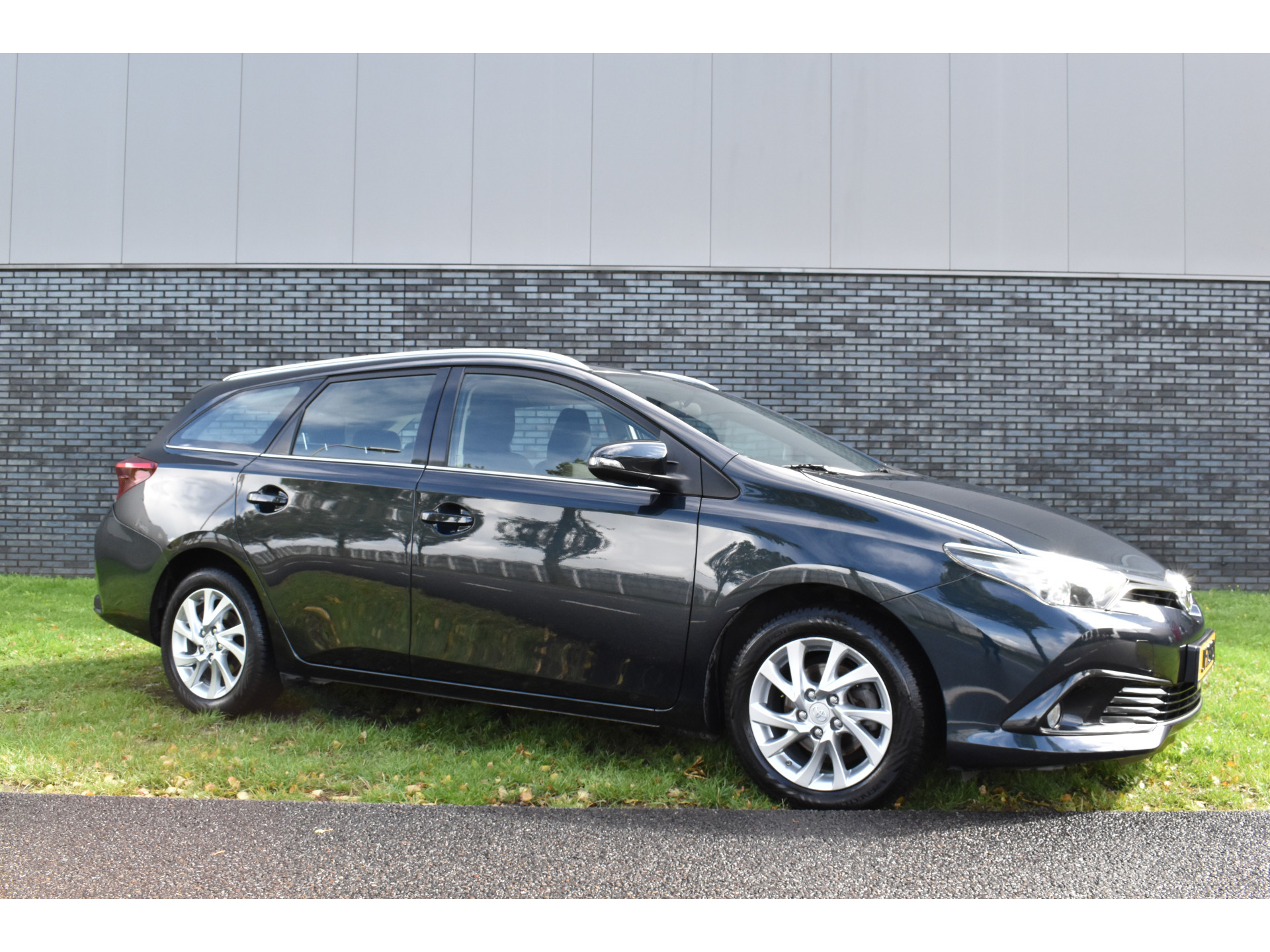 Toyota Auris Touring Sports 1.2T Aspiration Limited Navi Trekhaak Parkeer camerafoto’s volgen
