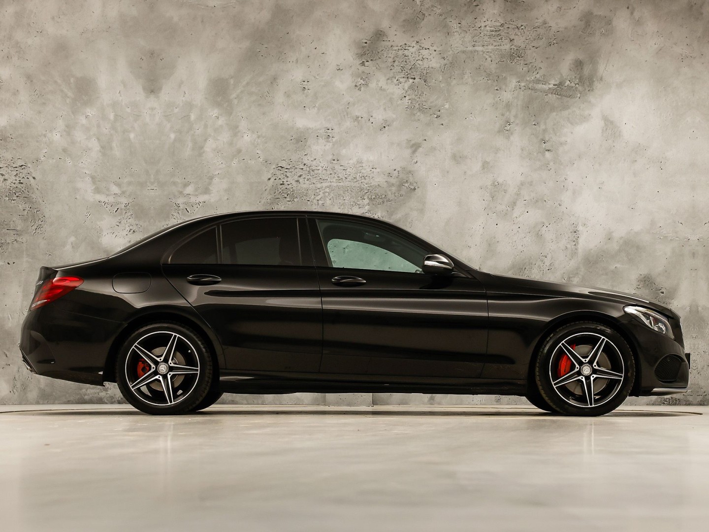 Mercedes-Benz C-Klasse 250 AMG Sport 211Pk Automaat (NAVIGATIE, RODE REMKLAUWEN, LEDER, STOELVERWARMING, ELEK SPORTSTOELEN, GETINT GLAS, SFEERVERLICHTING, NIEUWSTAAT)
