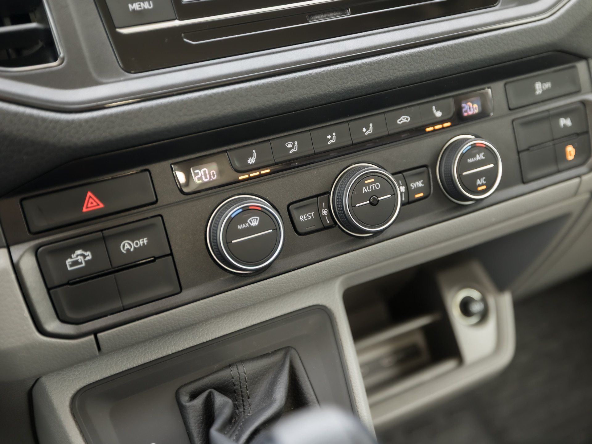 Volkswagen Crafter Grand California XXL 177Pk Automaat (LED KOPLAMPEN, STOELVERWARMING, KEUKEN, CENTRALE VERWARMING, KOELKAST, TOILET, DOUCHE, THULE ZONNESCHERM, FIETSENDRAGER, ZOET WATER)