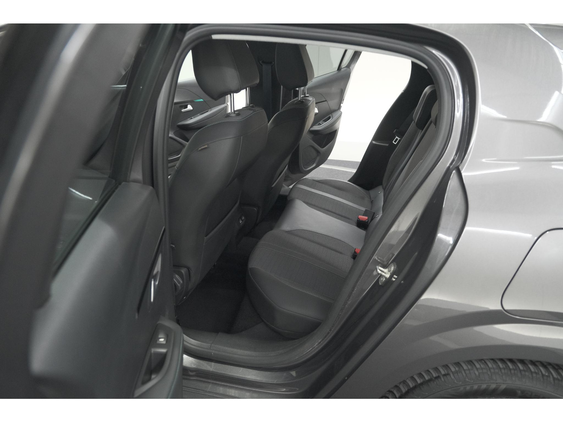 Peugeot 208 PureTech 100 Allure Pack | Parkeersensoren | Apple Carplay | Stoelverwarming
