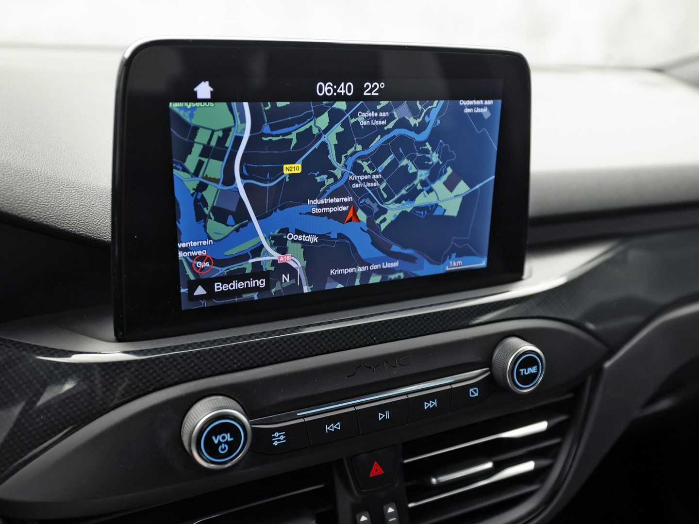 Ford Focus Wagon 1.0 EcoBoost ST Line (APPLE CARPLAY, GROOT NAVI, STUUR/STOELVERWARMING, KEYLESS, GETINT GLAS, SPORTSTOELEN, CRUISE, PARKEERSENSOREN, NIEUWSTAAT)