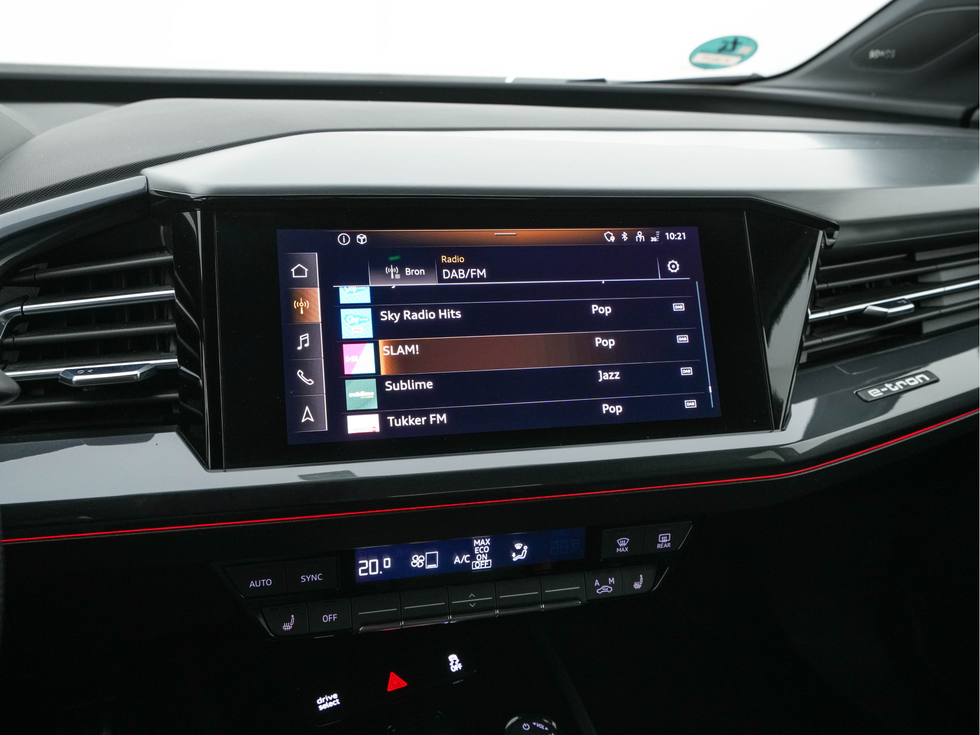 Audi Q4 e-tron 40 S-line Launch edition Competition 77 kWh [ 3-Fase-11kW ] {SOH-93%} (INCL-BTW) *HEATPUMP | LEATHER-FABRIC | SONOS-AUDIO | MATRIX-LED | ADAPTIVE-CRUISE | HEATED-SPORTSEATS | AMBIENTLIGHT | DIGI-COCKPIT | CAMERA | KEYLESS | DAB+ | NAVI-FULL