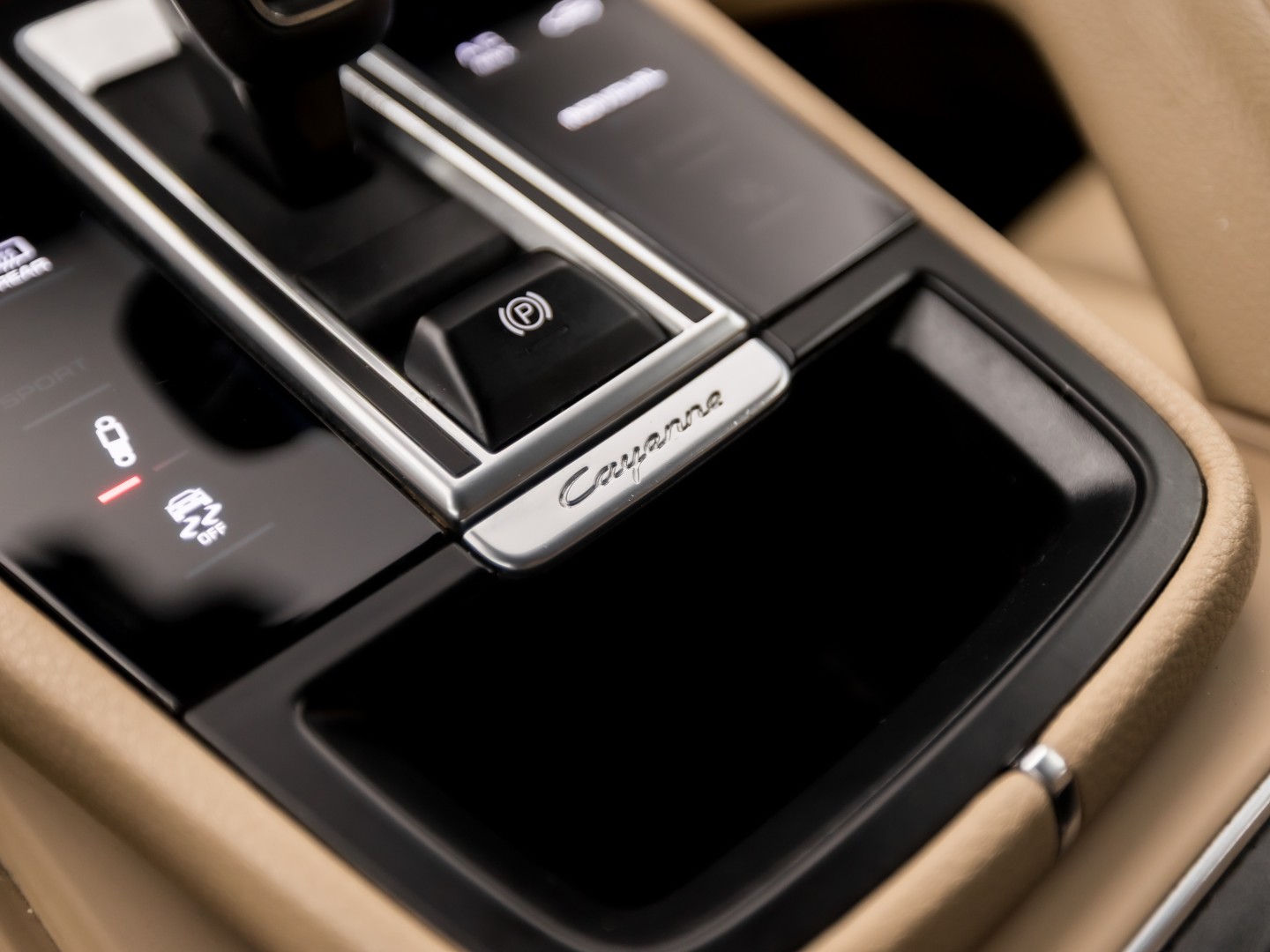 Porsche Cayenne 3.0 E-Hybrid Sport 463Pk (SPORTCHRONO PAKKET, LUCHTVERING, SOH 95%, BLACK PACK, APPLE CARPLAY, MEMORY SEATS, STOELVERWARMING, GETINT GLAS, CAMERA, NIEUWSTAAT)