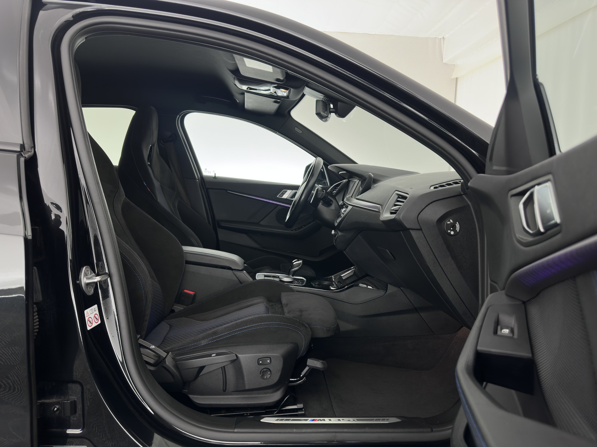 BMW 1-serie M135i xDrive M-Sportpack High Executive Aut. *ALCANTARA-MICROFIBRE | FULL-LED | HEATED-SPORTSEATS | SHIFT-PADDLES | DIGI-COCKPIT | HEAD-UP | NAVI-FULLMAP | DAB+ | PRIVACY-GLASS | AMBIENT-LIGHT | CARBON-INLAY | CARPLAY | 19''ALU*