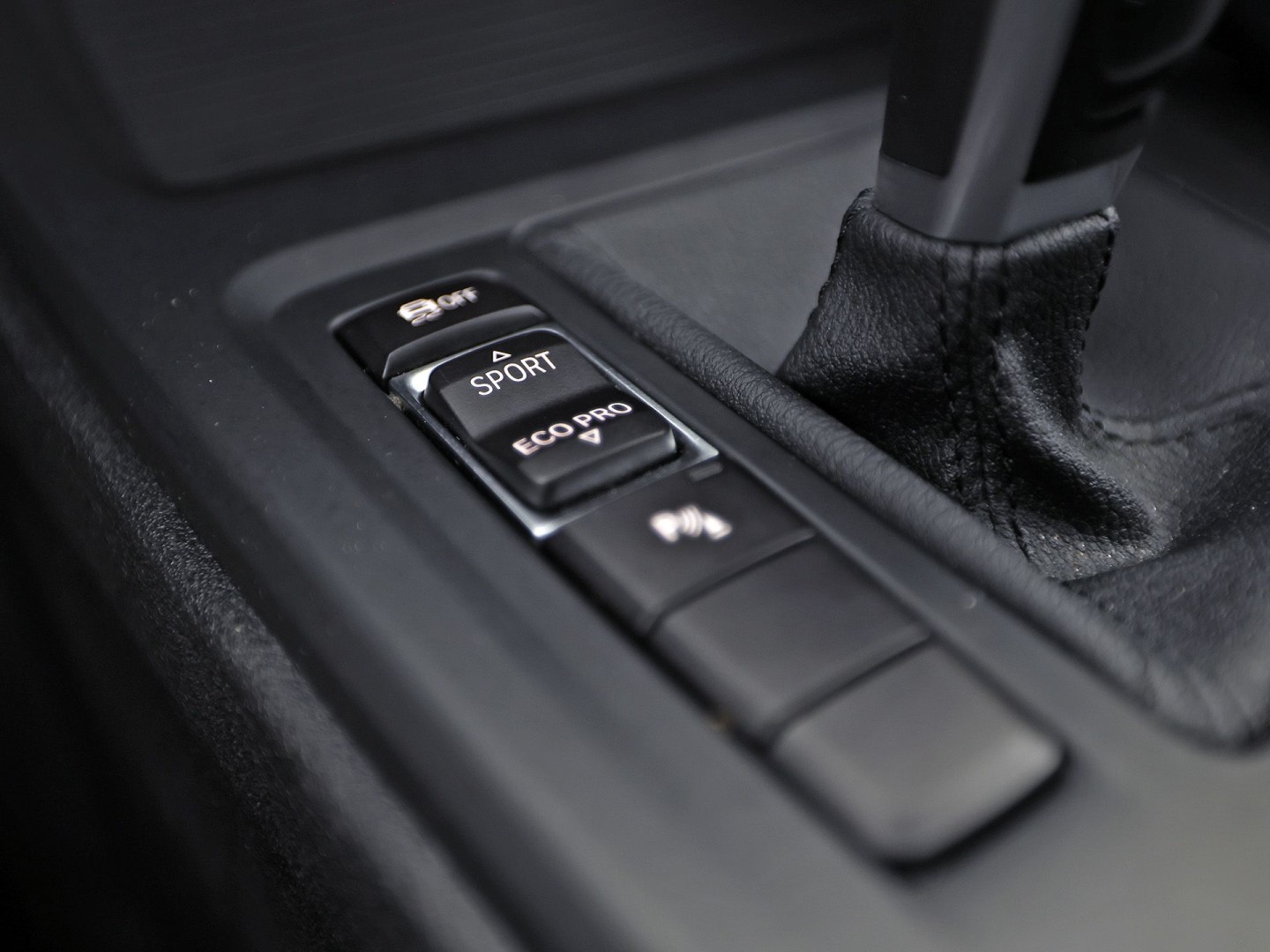 BMW X1 sDrive18i Sport High Executive 140Pk Automaat (PANORAMADAK, GROOT NAVI, MEMORY SEAT, LEDER, CAMERA, SPORTSTOELEN, TREKHAAK, STOELVERWARMING, NIEUWSTAAT)
