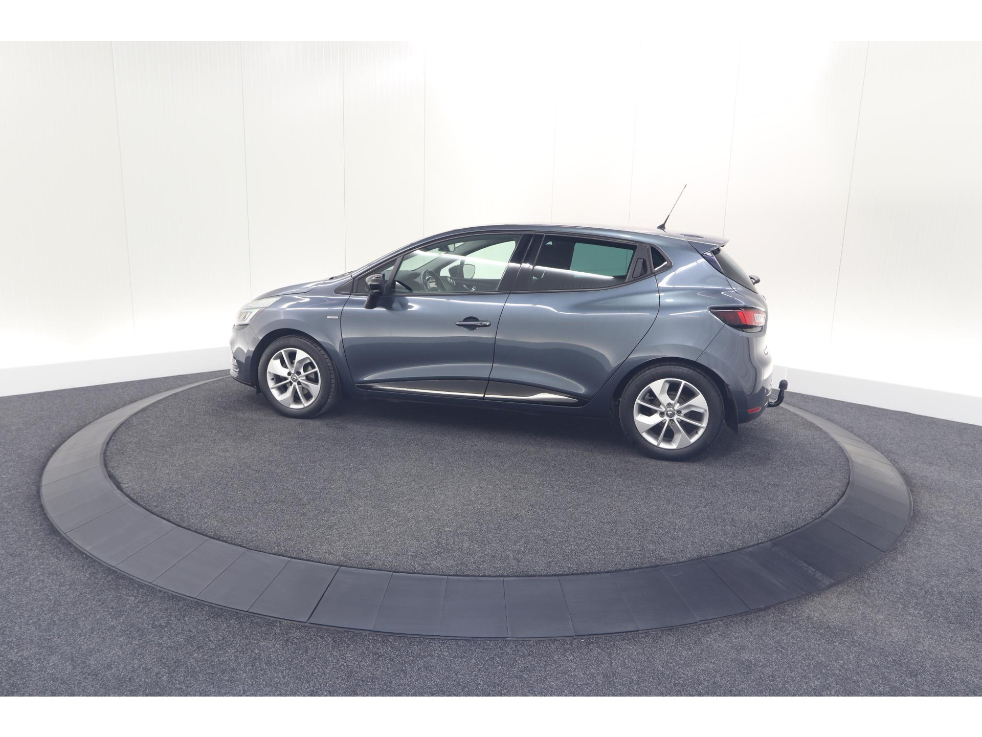 Renault Clio 1.2 Limited | Trekhaak | Navigatie | Parkeersensoren | Climate Control