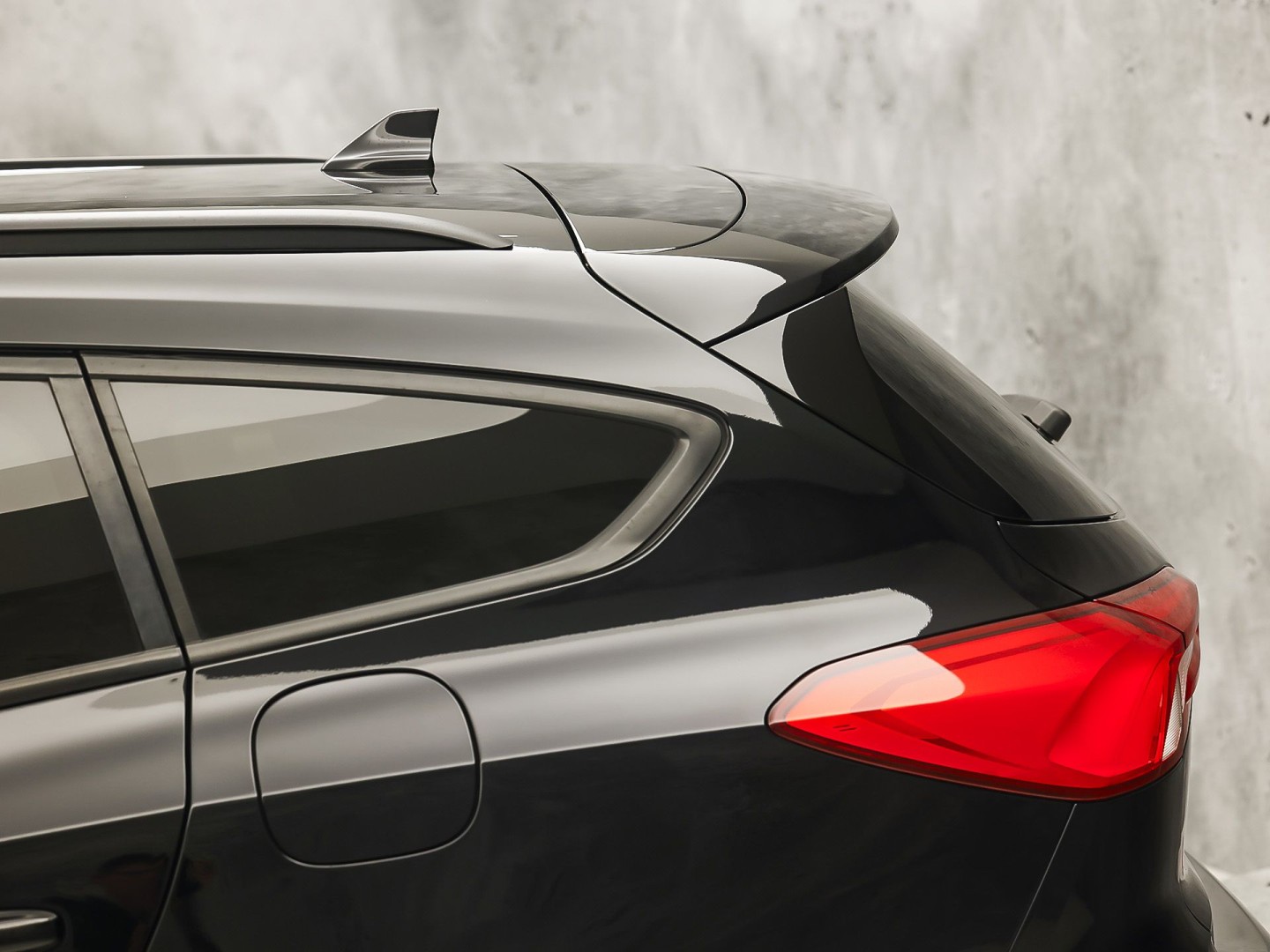 Ford Focus Wagon 1.0 EcoBoost ST Line (APPLE CARPLAY, GROOT NAVI, STUUR/STOELVERWARMING, KEYLESS, GETINT GLAS, SPORTSTOELEN, CRUISE, PARKEERSENSOREN, NIEUWSTAAT)