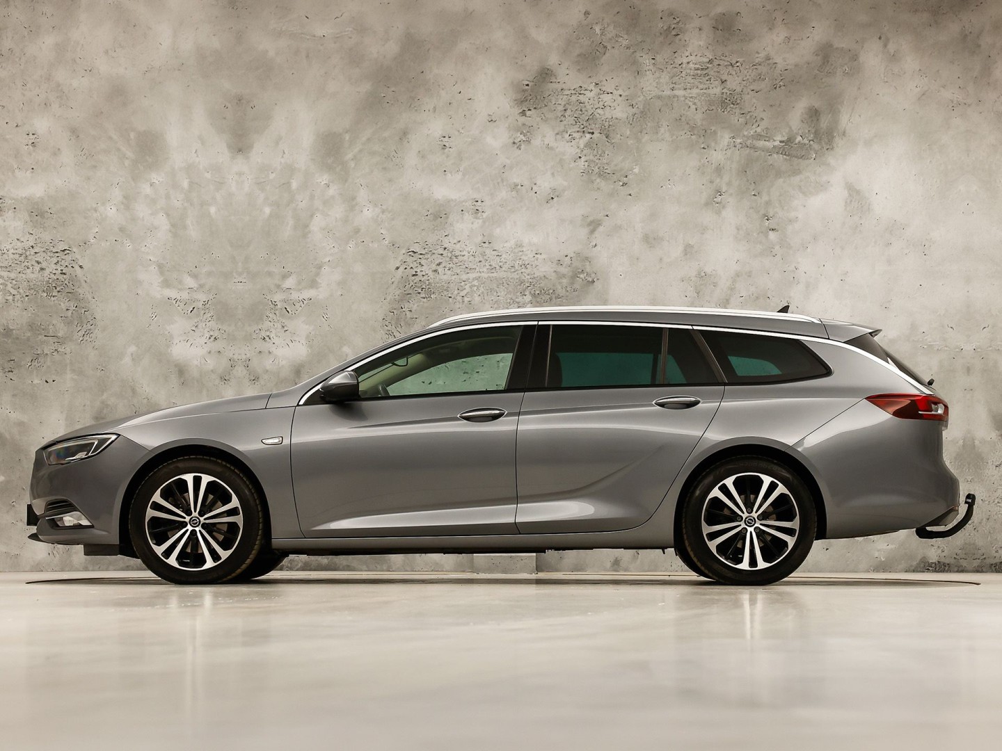 Opel Insignia 1.5 Turbo Business Executive 165Pk Automaat (APPLE CARPLAY, GROOT NAVI, CLIMATE, CAMERA, STUUR/STOELVERWARMING, ADAPTIVE CRUISE, SPORTSTOELEN, GETINT GLAS, TREKHAAK, NIEUWSTAAT)