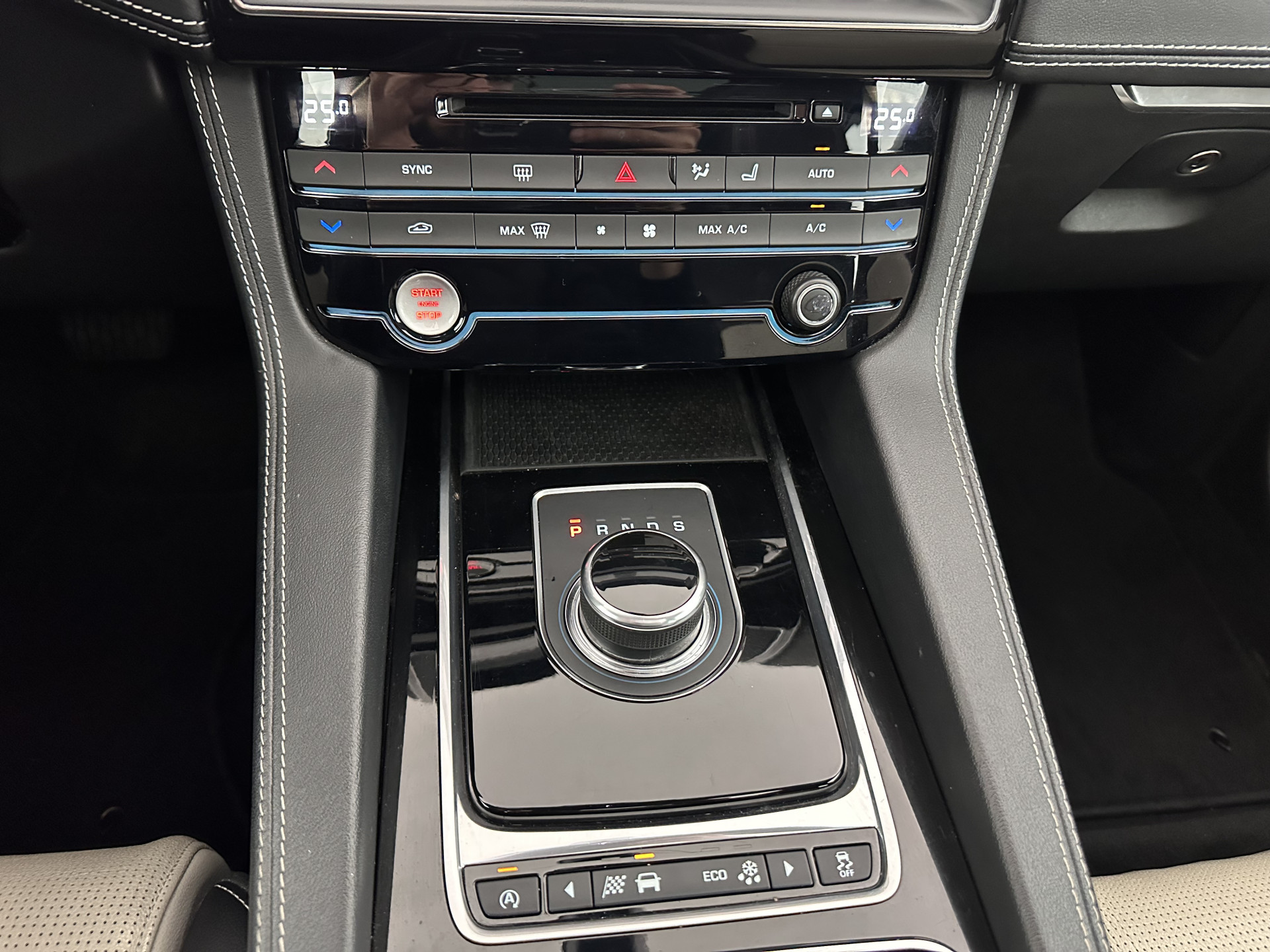 Jaguar F-PACE 3.0 S AWD R-Dynamic Aut *PANO | LEATHER | BLINDSPOT | FULL-LED | MERIDIAN-AUDIO | HEATED-SPORTSEATS | NAVI-FULLMAP | KEYLESS | CAMERA | CARPLAY | SHIFTPADDLES | PDC | LANE-ASSIST | MEMORY-PACK | DIGI-COCKPIT | .