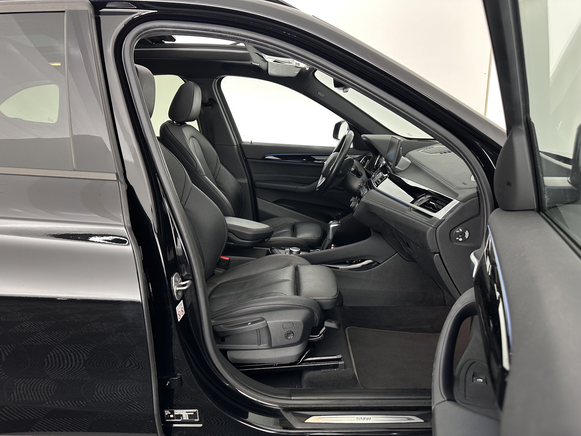 BMW X1 xDrive25e Sportline Business Edition Plus (Plug-In) (INCL-BTW) Aut. *PANO | LEATHER | FULL-LED | HEATED-SPORTSEATS | HIFI-SYSTEM | CAMERA | PRIVACYGLASS | NAVI-FULLMAP | ECC | HEAD-UP | PDC | KEYLESS | DAB | CRUISE | TOWBAR | AMBIENTLIGHT | 18