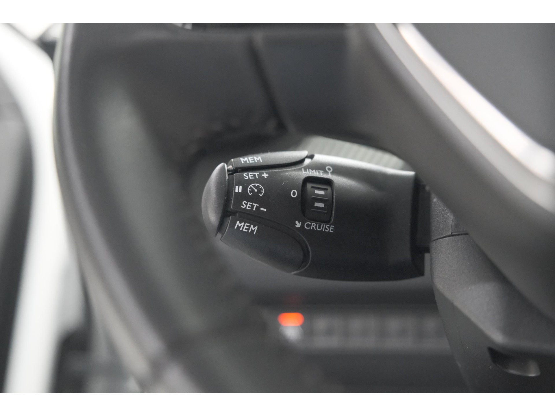 Peugeot 2008 PureTech 102 Allure Pack | Allseason Banden | Parkeersensoren | Apple Carplay