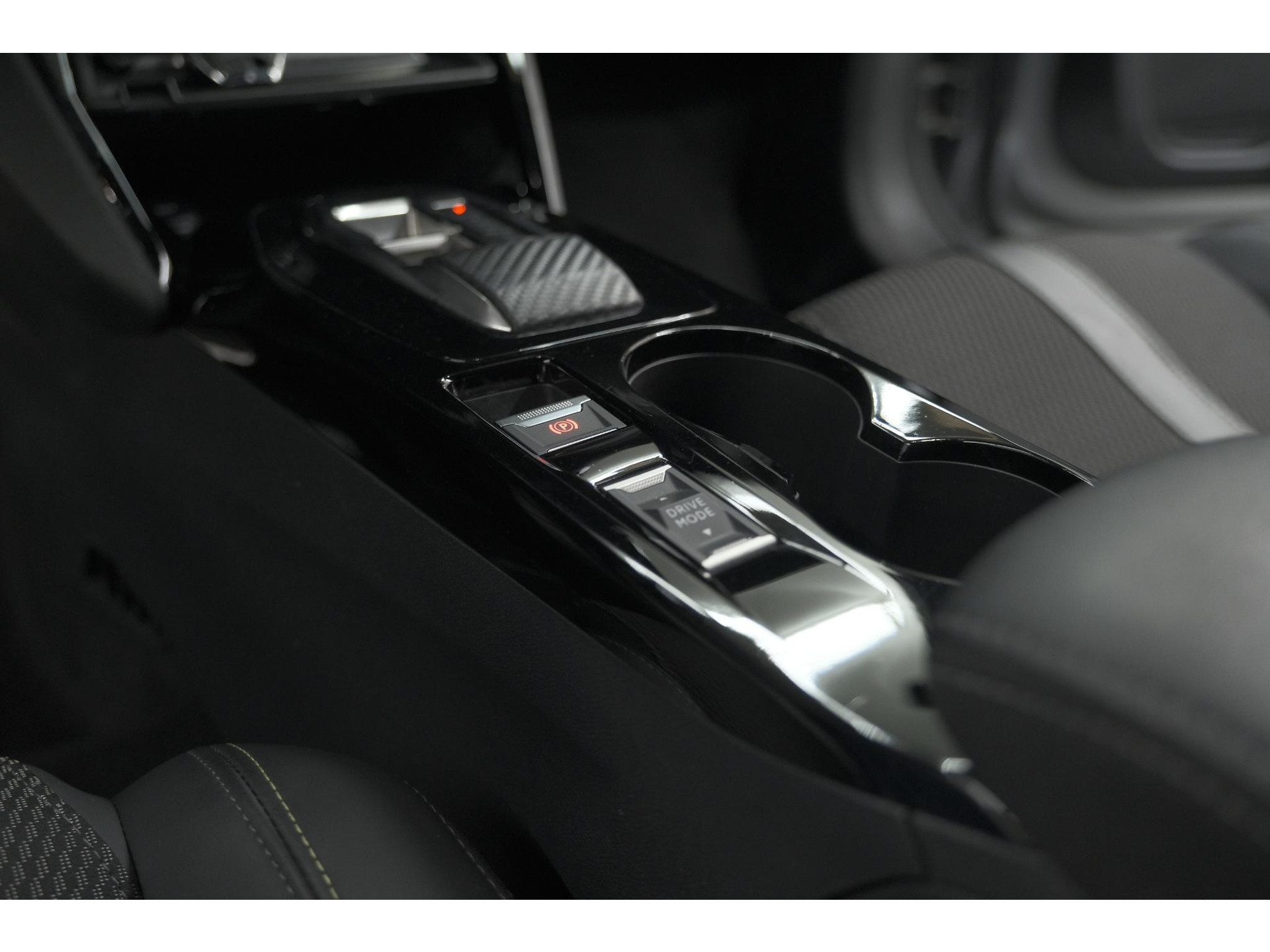 Peugeot 208 Hybrid 136 e-DCS6 GT | Camera | Apple Carplay & Android Auto | Parkeersensoren