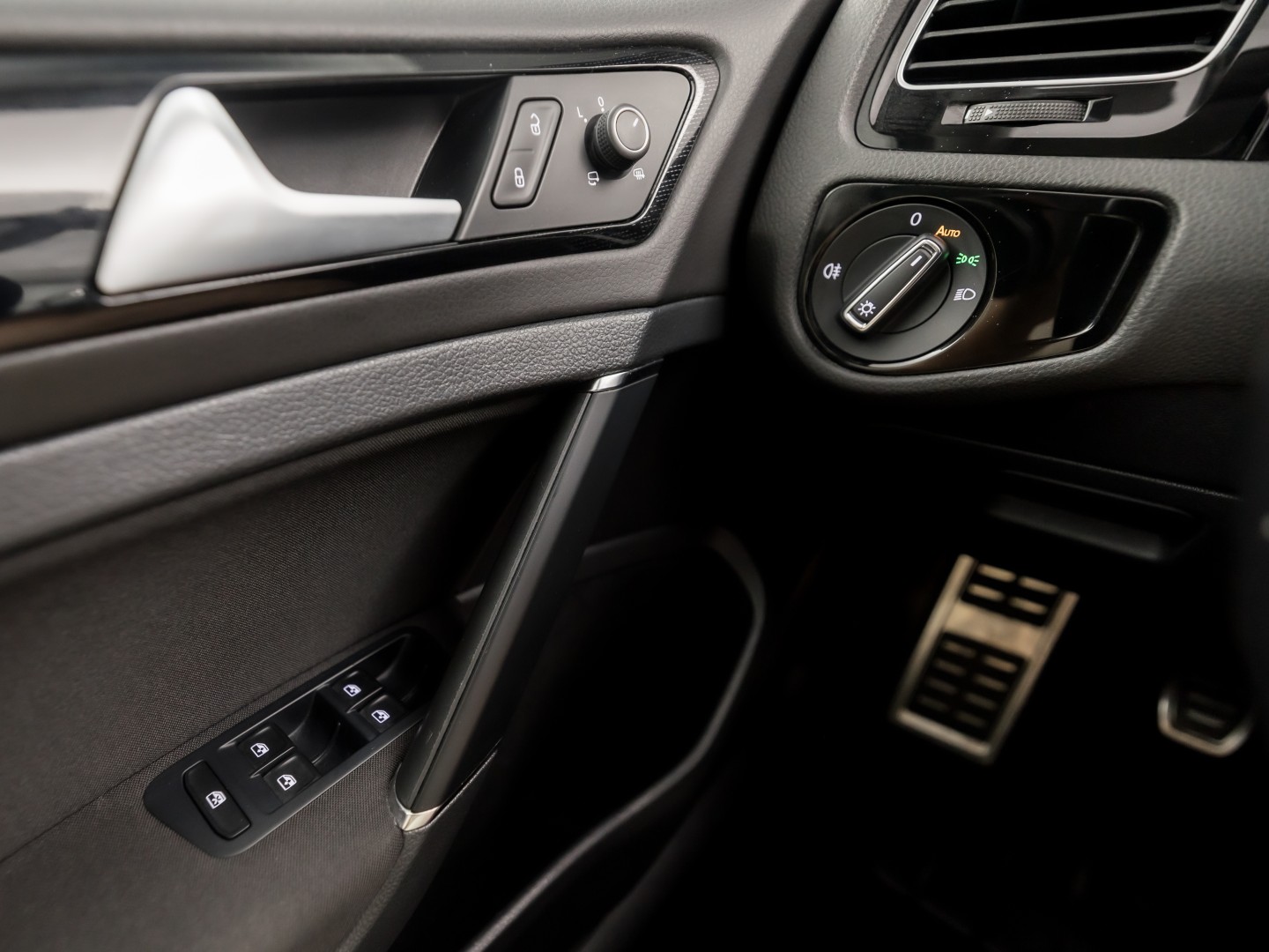 Volkswagen Golf 1.5 TSI 131PK Sportline (APPLE CARPLAY, GROOT NAVI, 4 CILINDER, CLIMATE, LED KOPLAMPEN, STOELVERWARMING, SPORTSTOELEN, GETINT GLAS, LM VELGEN, ADAPTIVE CRUISE, PARKEERSENSOREN, NIEUWSTAAT)