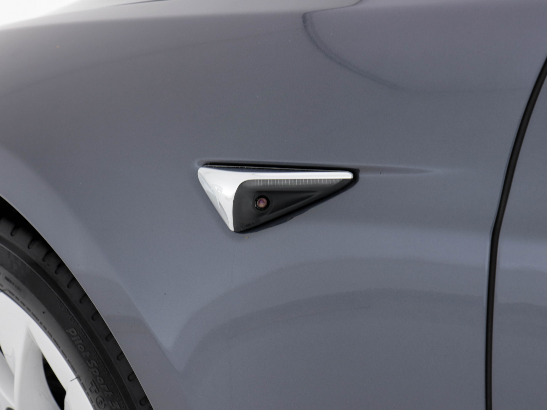 Tesla Model S 235 Kw Base [ 3-Fase ] (INCL-BTW) *PANO | AUTO-PILOT | KEYLESS | FULL-LED | 1/2-LEATHER | NAVI-FULLMAP | SURROUND-VIEW | APP-CONNECT | LANE-ASSIST | DIGI-COCKPIT | DAB | SPORT-SEATS | 19"ALU