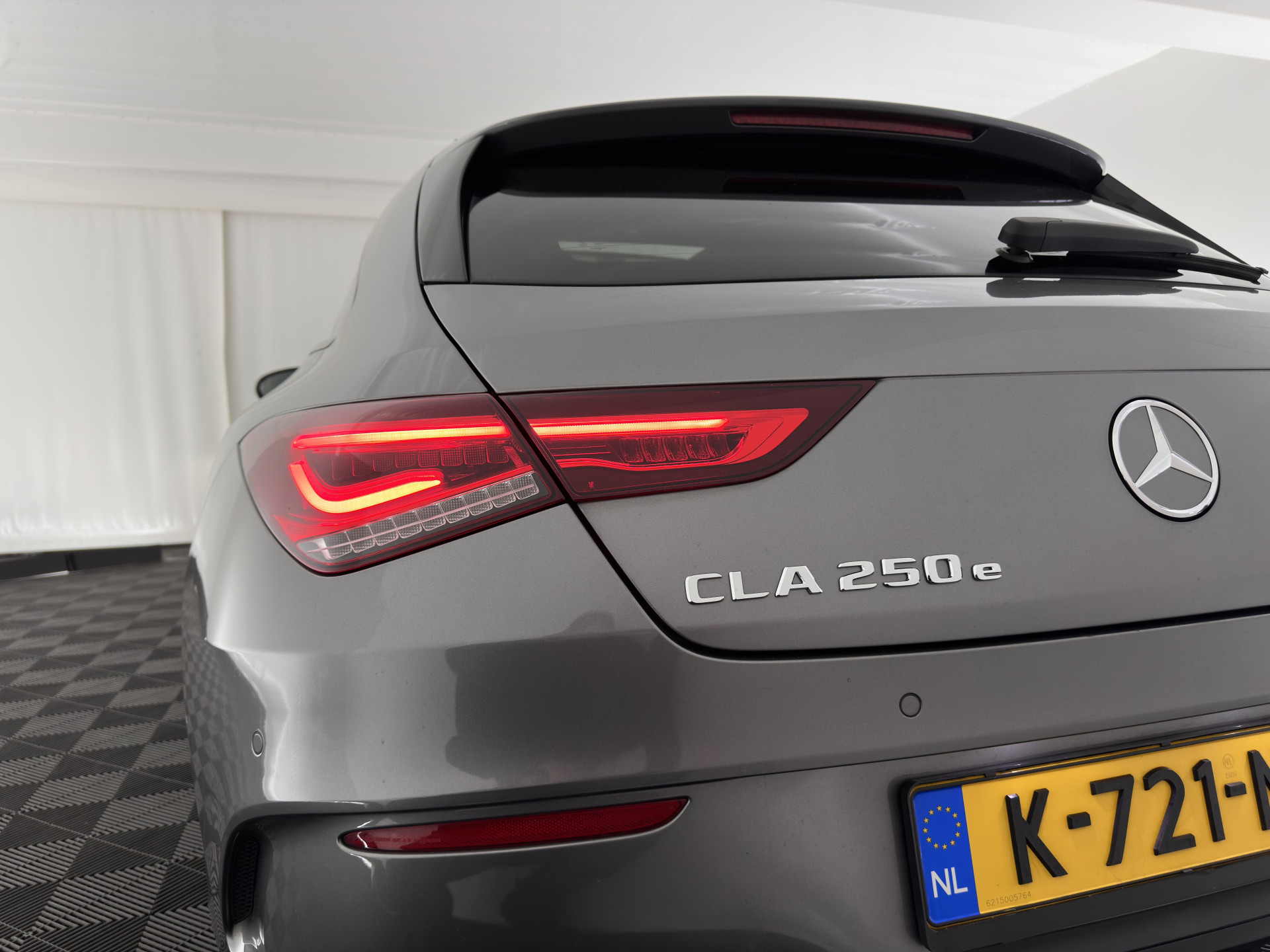 Mercedes-Benz CLA-klasse Shooting Brake 250 e Business Solution AMG Limited (INCL.BTW) *PANO | LEATHER-MICROFIBRE | MULTIBEAM-LED | AMBIENT-LIGT | BLIND-SPOT | HEATED-SPORTSEATS | WIDE-SCREEN-DIGICOCKPIT | DAB+ | NAVI-FULLMAP | CAMERA | PRIVACY-GLASS |  1