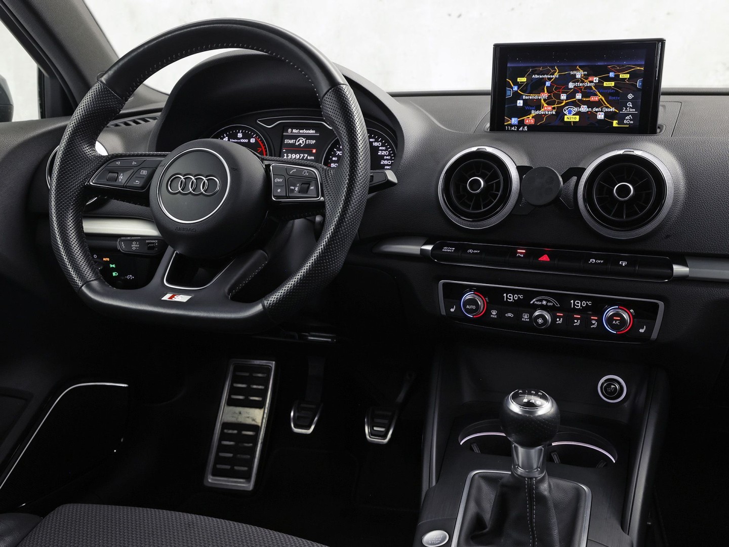 Audi A3 Limousine 1.4 TFSI S-Line Sport 150Pk (2X S-LINE, GROOT NAVI, BANG&OLUFSEN, KEYLESS, AFGEVLAKT STUUR, STOELVERWARMING, PARKEERSENSOREN, SPORTSTOELEN, LM VELGEN, NIEUWE APK)