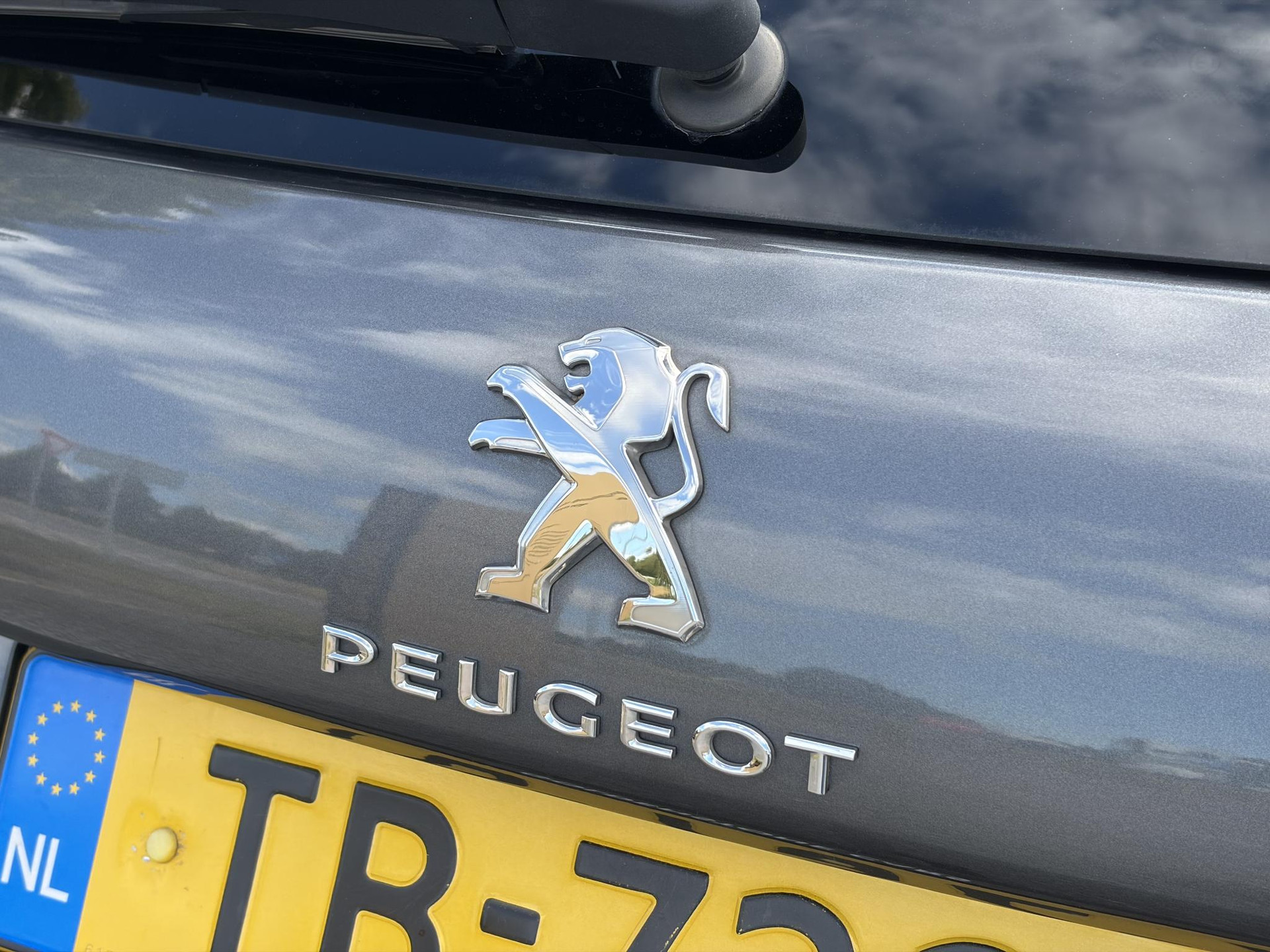 Peugeot 2008 1.2 PureTech Blue Lion D-riem vv in 2024 l Pano l Navi l 110pk l Trekhaak l Carplay l Airco l Cruise l Pdc l Recent beurt gehad l N.A.P l Apk tot 01-2027