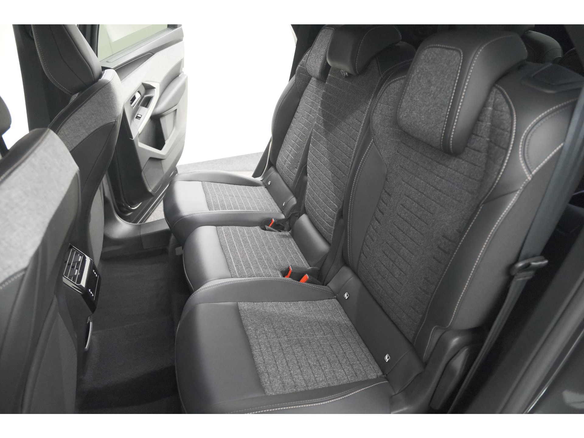 Peugeot 5008 1.2 Hybrid 136 e-DCS6 Allure | 7 Zitplaatsen | Camera | Stoelverwarming | Navigatie