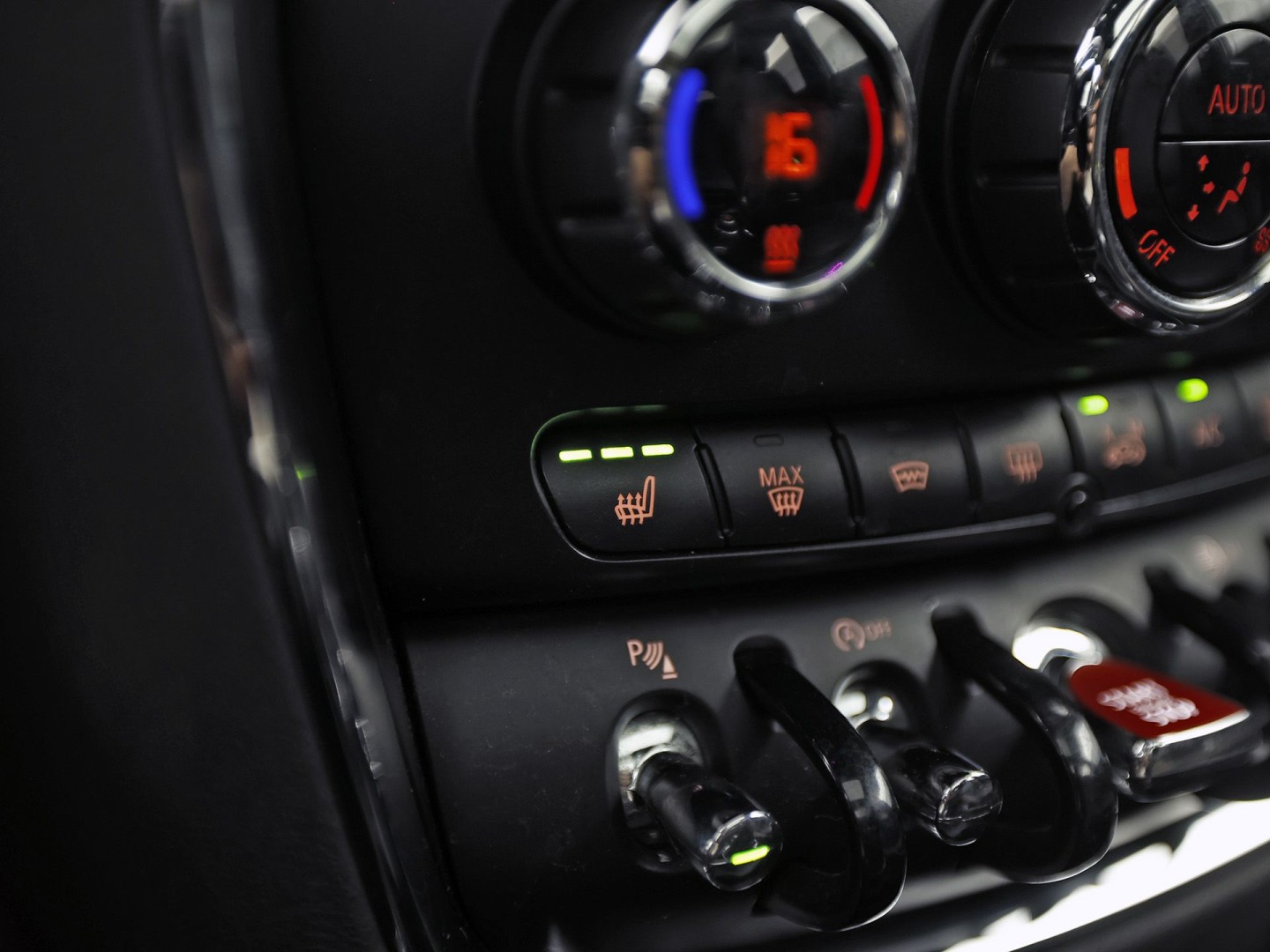 MINI Clubman 1.5 Chili Black Sport Automaat (PANORAMADAK, NAVIGATIE, LEDEREN SPORTSTOELEN, STOELVERWARMING, CRUISE, CLIMATE, ZWART HEMEL, NIEUWE APK)