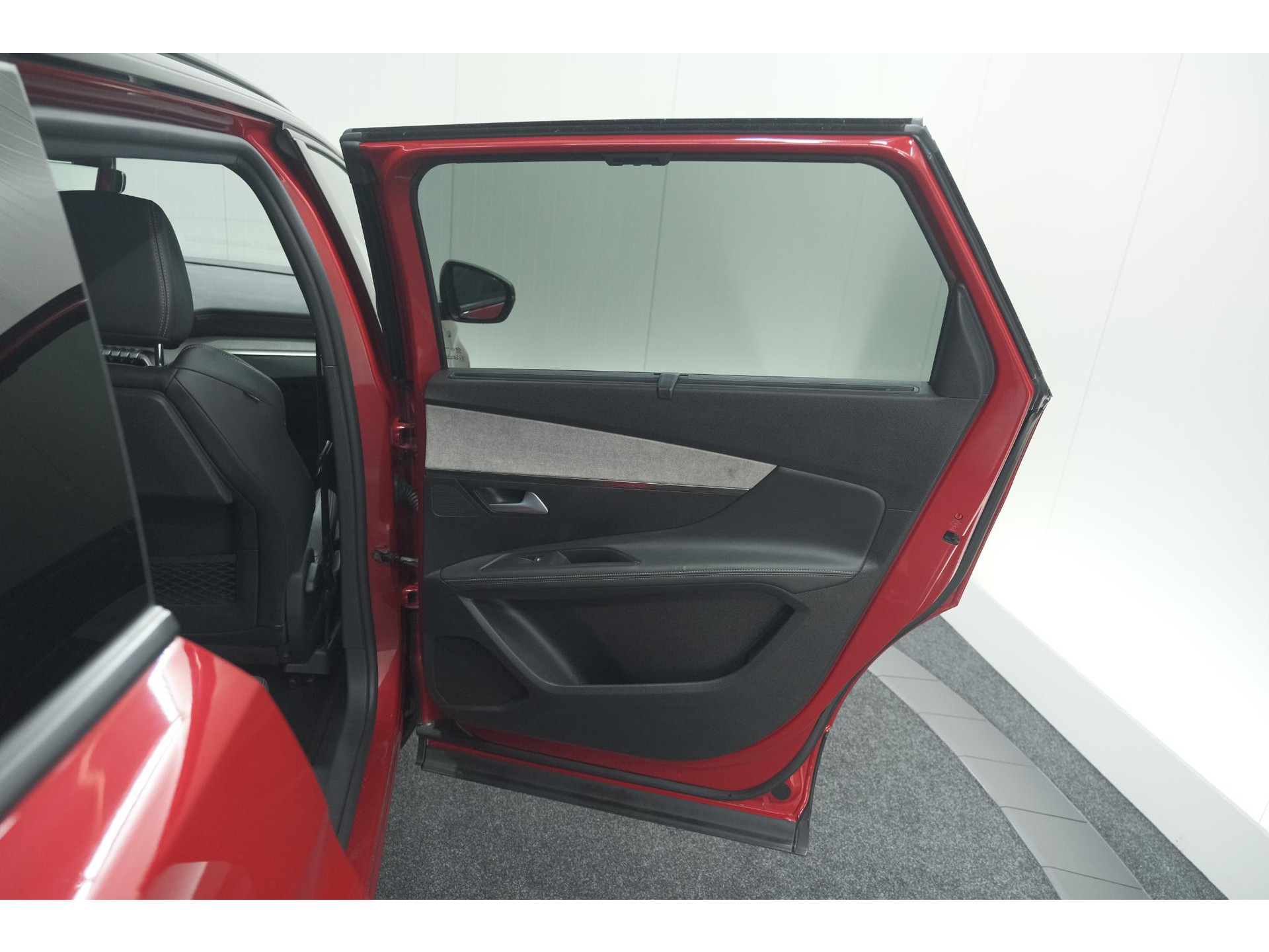 Peugeot 5008 PureTech 130 EAT8 GT Black Pack | Elektrische Kofferklep | Camera | Adaptieve Cruise Control | Dodehoekdetectie
