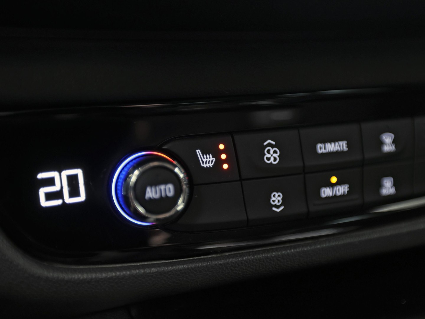 Opel Insignia 1.5 Turbo Business Executive 165Pk Automaat (APPLE CARPLAY, GROOT NAVI, CLIMATE, CAMERA, STUUR/STOELVERWARMING, ADAPTIVE CRUISE, SPORTSTOELEN, GETINT GLAS, TREKHAAK, NIEUWSTAAT)