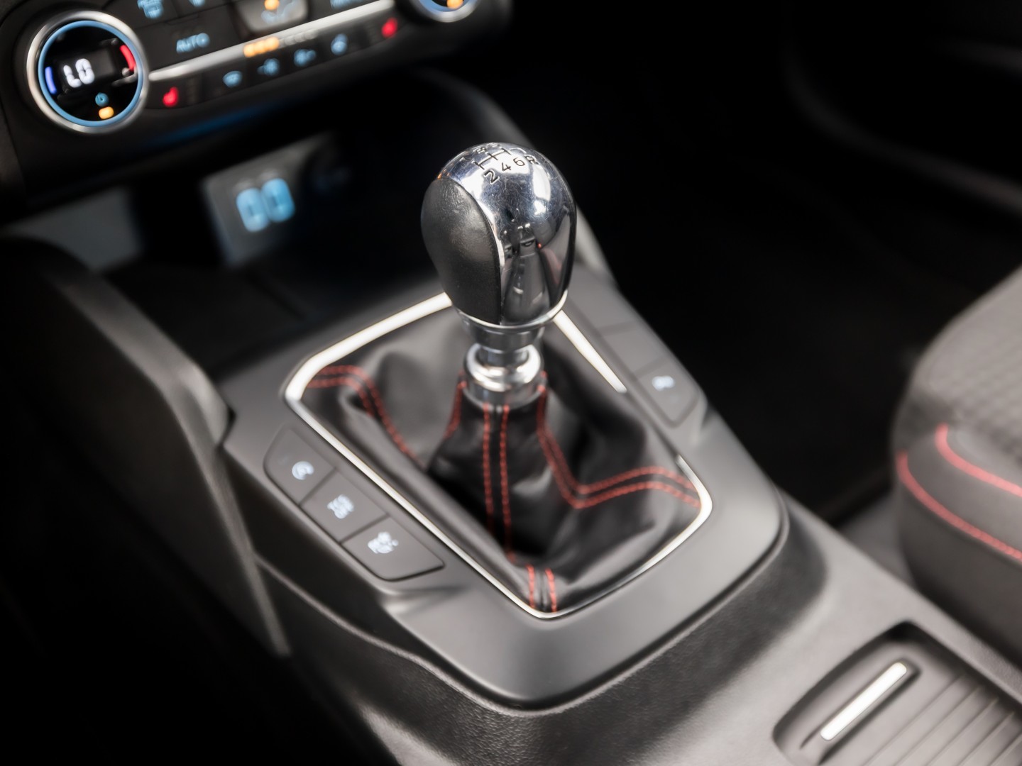 Ford Focus Wagon 1.0 EcoBoost ST Line Sport 125PK (APPLE CARPLAY, GROOT NAVI, STUUR/STOELVERWARMING, GETINT GLAS, CAMERA, ADAPTIVE CRUISE, SPORTSTOELEN, KEYLESS, LANE ASSIST, NIEUWSTAAT)