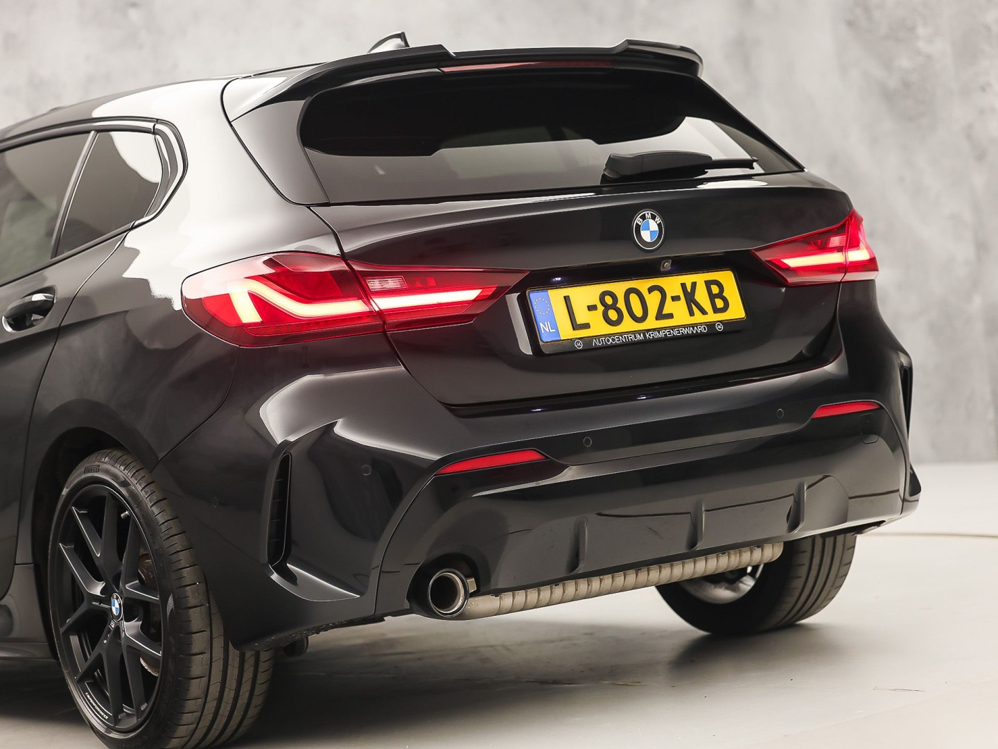 BMW 1 Serie 118i M Sport Automaat (PANORAMADAK, M PAKKET, DEALER ONDERHOUDEN, STUUR/STOELVERWARMING, CAMERA, BRUIN LEDER, SPOILER, BLACK PACK, SFEERVERLICHTING, NIEUWSTAAT)