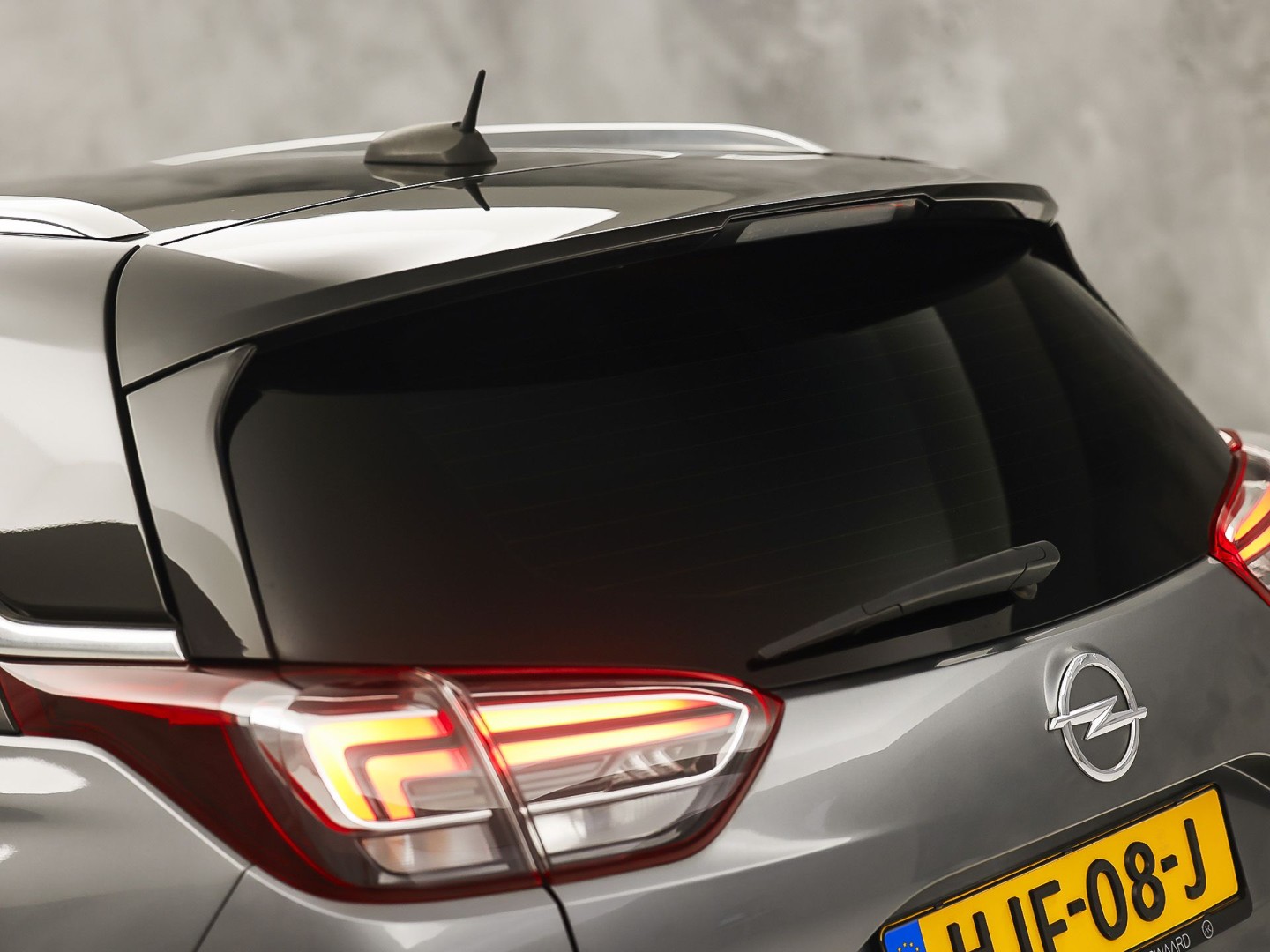 Opel Crossland X 1.2 Turbo Innovation Sport Automaat (APPLE CARPLAY, GROOT NAVI, CLIMATE, STUUR/STOELVERWARMING, SPORTSTOELEN, LEDER, GETINT GLAS, PARKEERSENSOREN, NIEUWSTAAT)