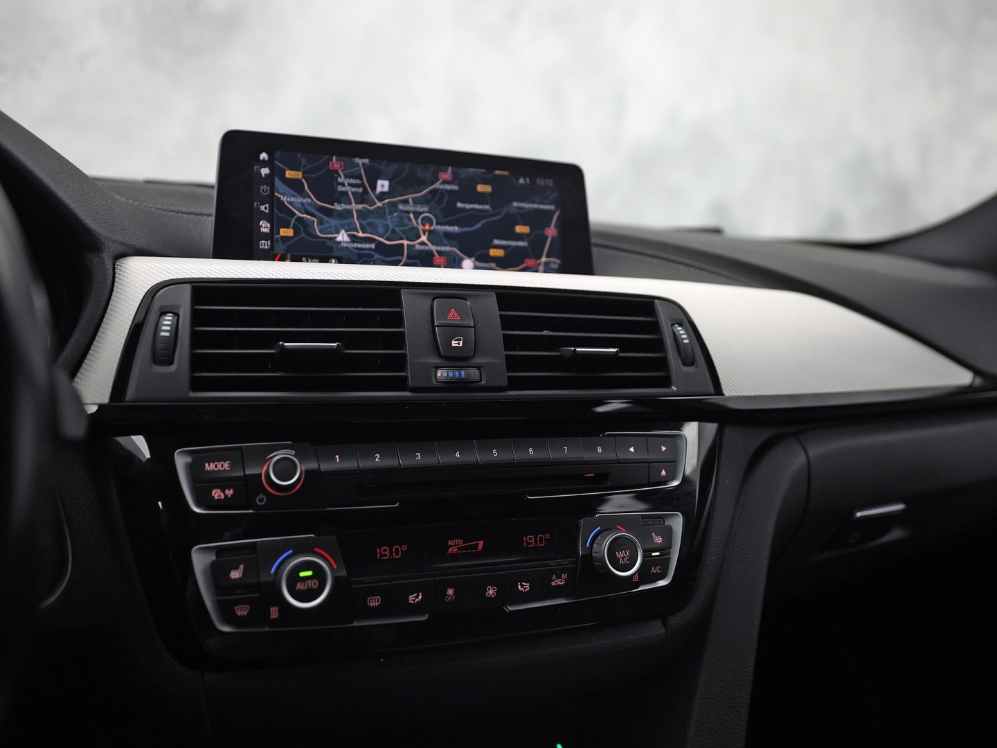 BMW 3 Serie 318i M Sport High Executive Automaat (VIRTUAL COCKPIT, M PAKKET, GROOT NAVI, STOELVERWARMING, SPORT AUTOMAAT, SPORTSTOELEN, TREKHAAK, GETINT GLAS, PARKEERSENSOREN, NIEUWSTAAT)