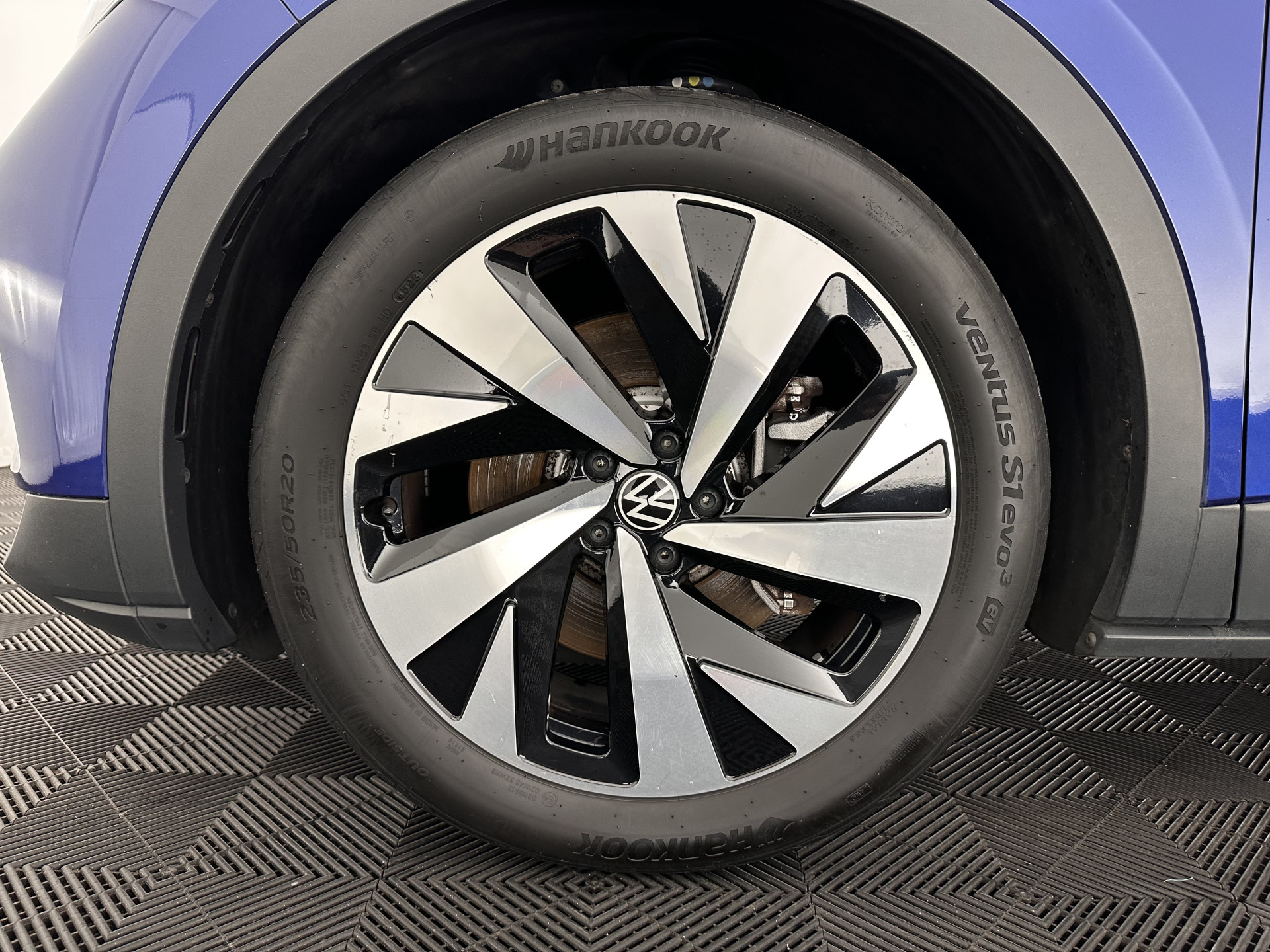 Volkswagen ID.4 First 77 kWh [ 3-Fase-11kW ] {SOH-83%} (INCL-BTW) *LEATHER-MICROFIBRE | FULL-LED | ADAPTIVE-CRUISE | HEATED-COMFORTSEATS | DIGI-COCKPIT | AMBIENTLIGHT | NAVI-FULLMAP | PDC | TOWBAR | PRIVACY-GLASS | CAMERA | 20''ALU*