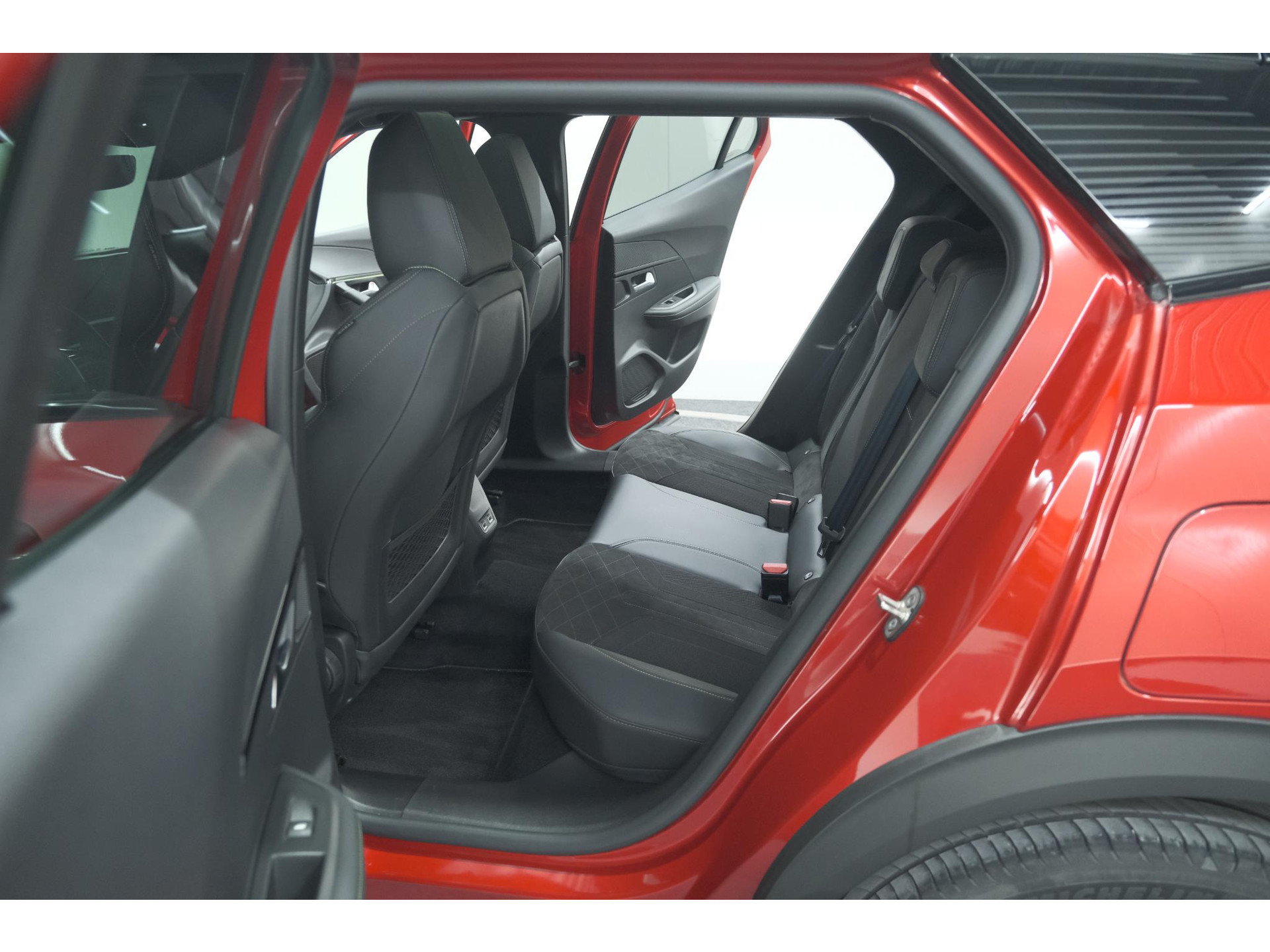 Peugeot 2008 PureTech 130 GT Pack | Panoramadak | Camera | Adaptieve Cruise Control | Stoelverwarming