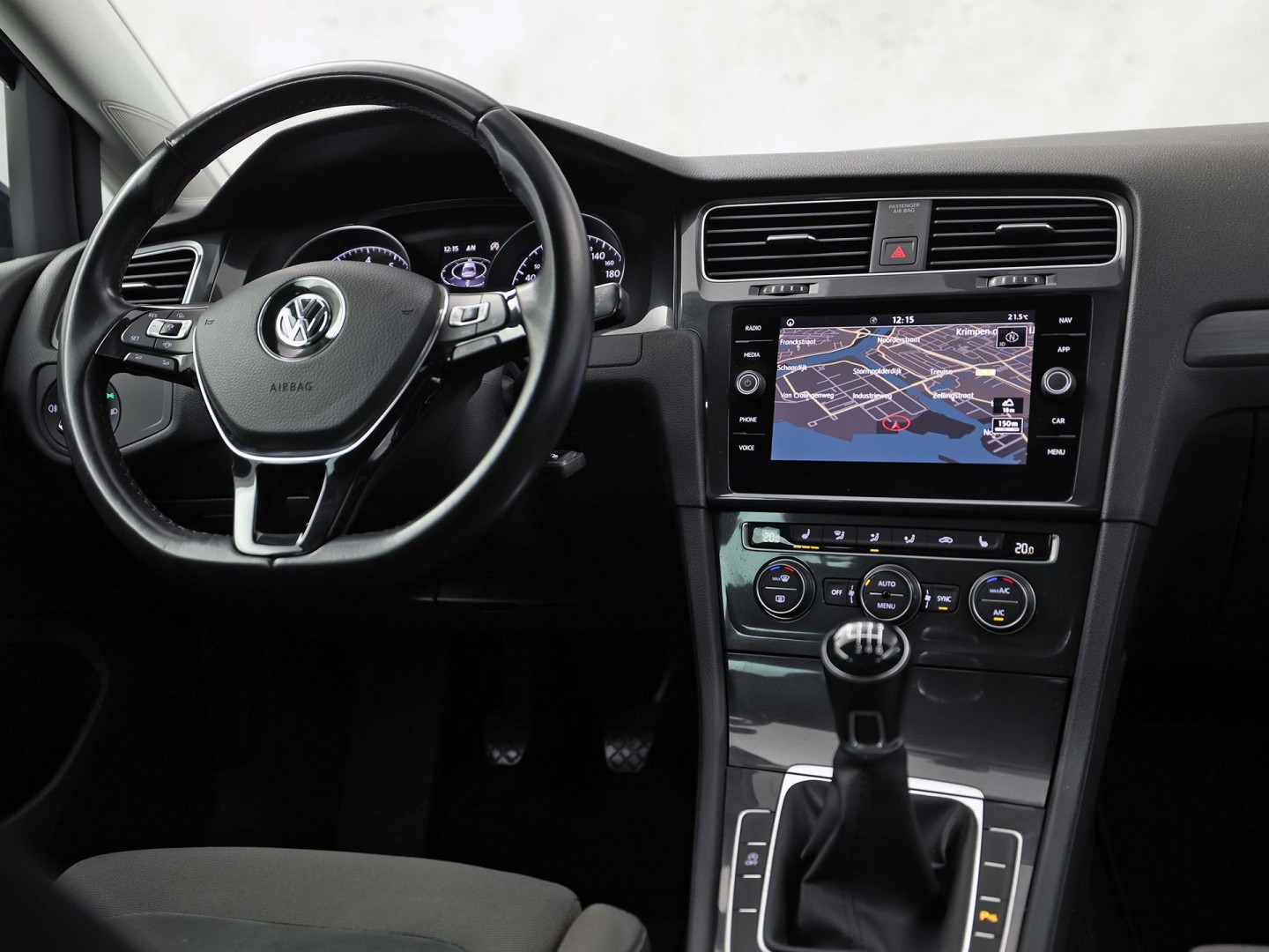 Volkswagen Golf 1.5 TSI Sportline (APPLE CARPLAY, GROOT NAVI, CLIMATE, STOELVERWARMING, SPORTSTOELEN, LED KOPLAMPEN, PARKEERSENSOREN, ADAPTIVE CRUISE, NIEUWSTAAT)