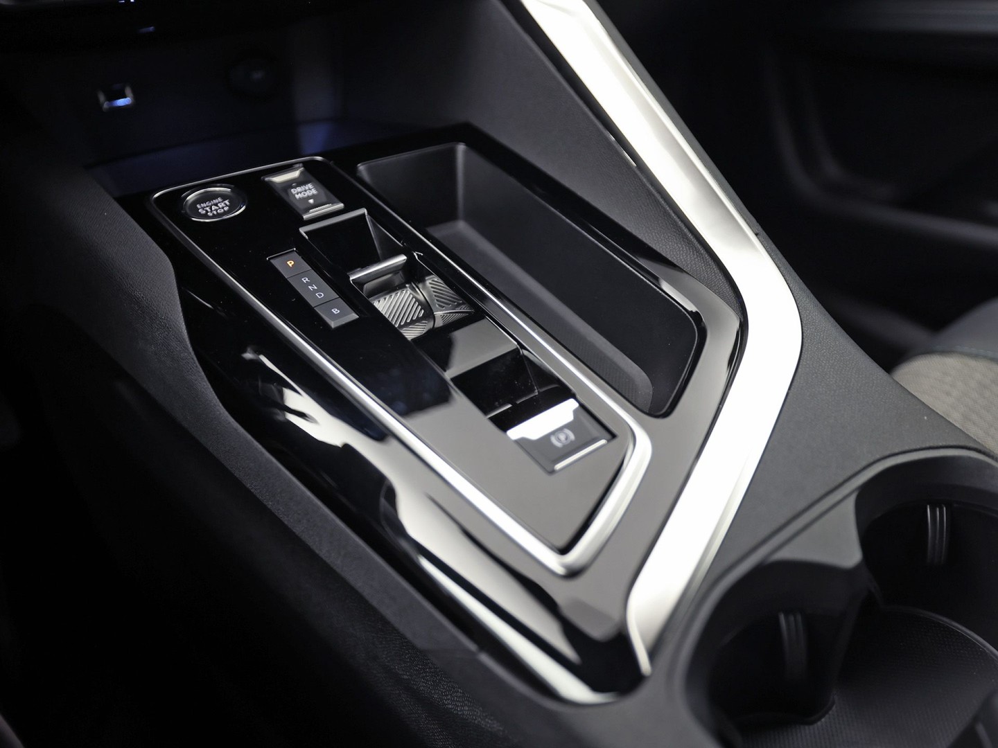 Peugeot 3008 1.6 HYbrid 225 Allure Sport 225Pk Automaat (APPLE CARPLAY, GROOT NAVI, 360 CAMERA, SPORTSTOELEN, LEDER, KEYLESS, GETINT GLAS, LANE ASSIST, NIEUWSTAAT)