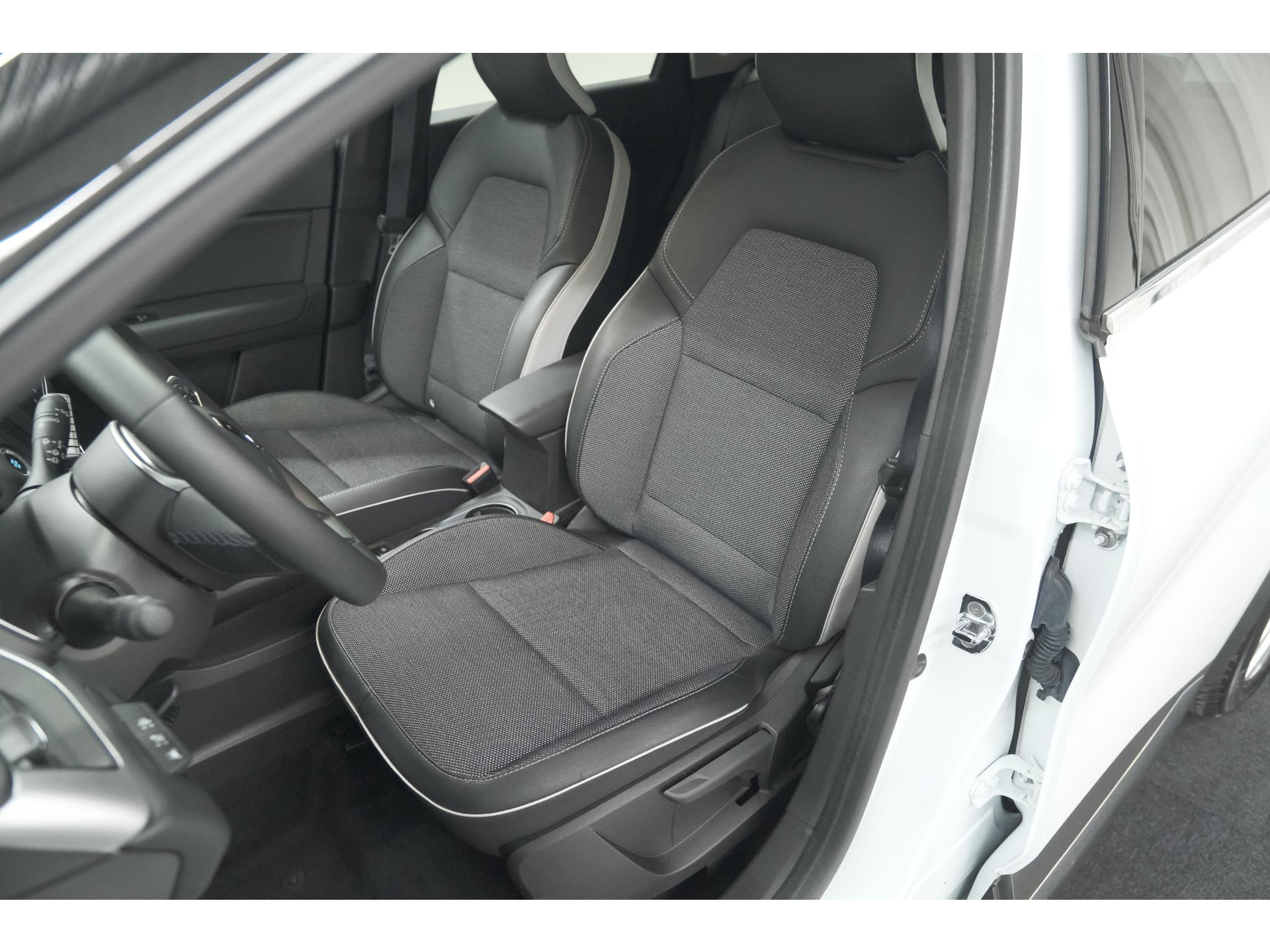 Renault Captur 1.6 E-Tech Hybrid 145 Intens | Trekhaak | Camera | Stoelverwarming | Navigatie