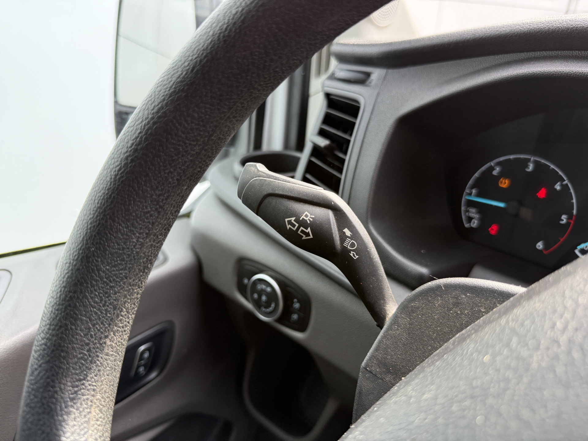 Ford Transit DC 2.0 TDCI L3H2 130PK 6-persoons Dubbele cabine L3H2 Trekhaak Parkeersensoren voor