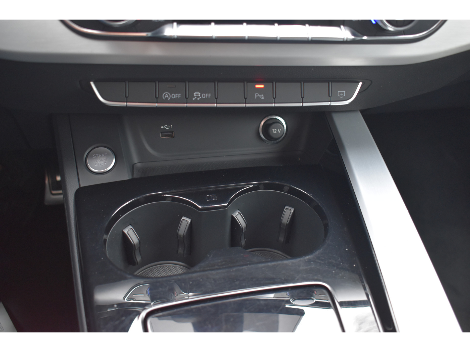 Audi A4 Limousine 35 TFSI S-line 2.0 Mild Hybrid S-line black-line Automaat Leder interieur