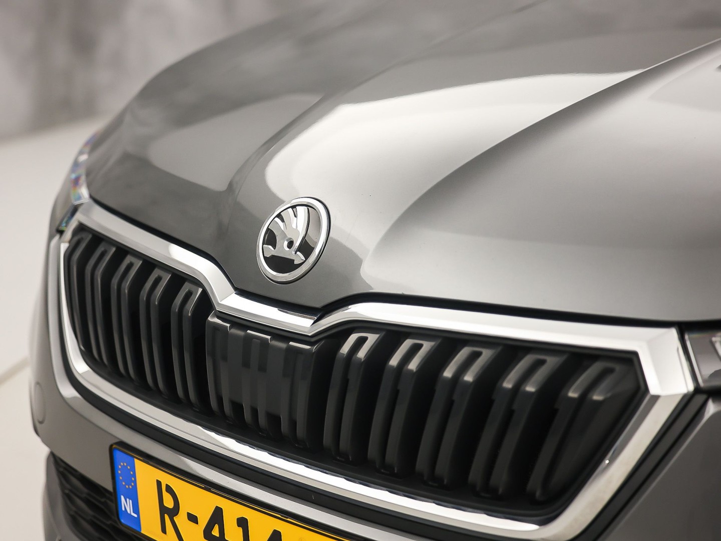 Škoda Kamiq 1.0 TSI Sport Automaat (KUIPSTOELEN, VIRTUAL COCKPIT, APPLE CARPLAY, GROOT NAVI, STOELVERWARMING, ADAPTIVE CRUISE, GETINT GLAS, ZWART HEMEL, NIEUWSTAAT)