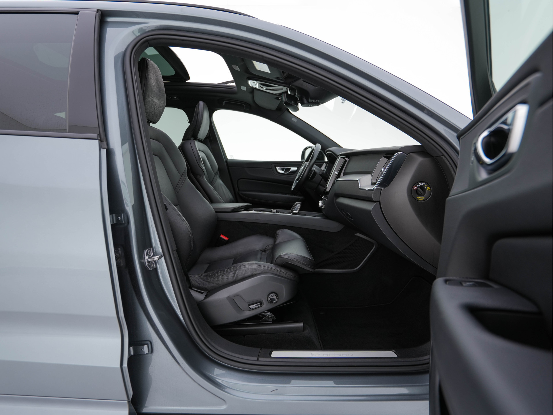 Volvo XC60 2.0 B5 Business Pro R-Design (INCL.BTW) Aut. *PANO | LUXURY-LEATHER | FULL-LEATHER | MEMORY-PACK | HEATED-SPORTSEATS | CAMERA | NAVI-FULLMAP | SHIFT-PADDLES | PRIVACY-GLASS | AIR-SUSPENSION | ECC | PDC | CRUISE | 19''ALU