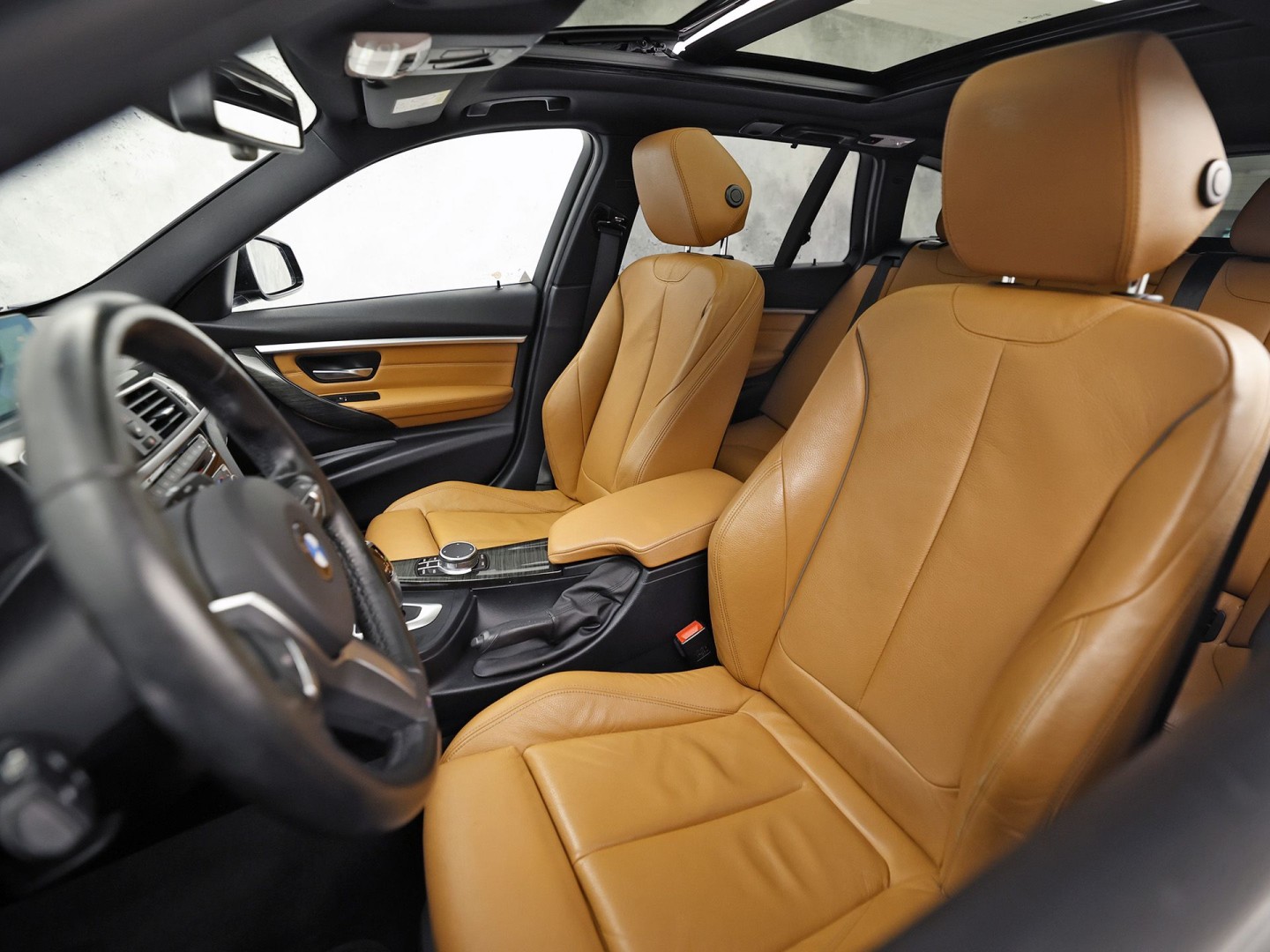 BMW 3 Serie 318i M Sport Automaat (PANORAMADAK, M PAKKET, GROOT NAVI, COGNAC LEDER, STOELVERWARMING, SPORTSTOELEN, VIRTUAL COCKPIT, PARKEERSENSOREN, GETINT GLAS, NIEUWSTAAT)