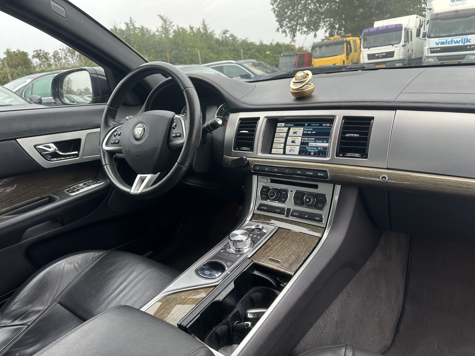 Jaguar XF 2.2D Aut. *LEATHER  | BI-XENON | NAVI-FULLMAP | CAMERA | ECC | PDC | CRUISE | HEATED-COMFORT-SEATS | KEYLESS | SHIFT-PADDLES | TOWBAR | 17"ALU*