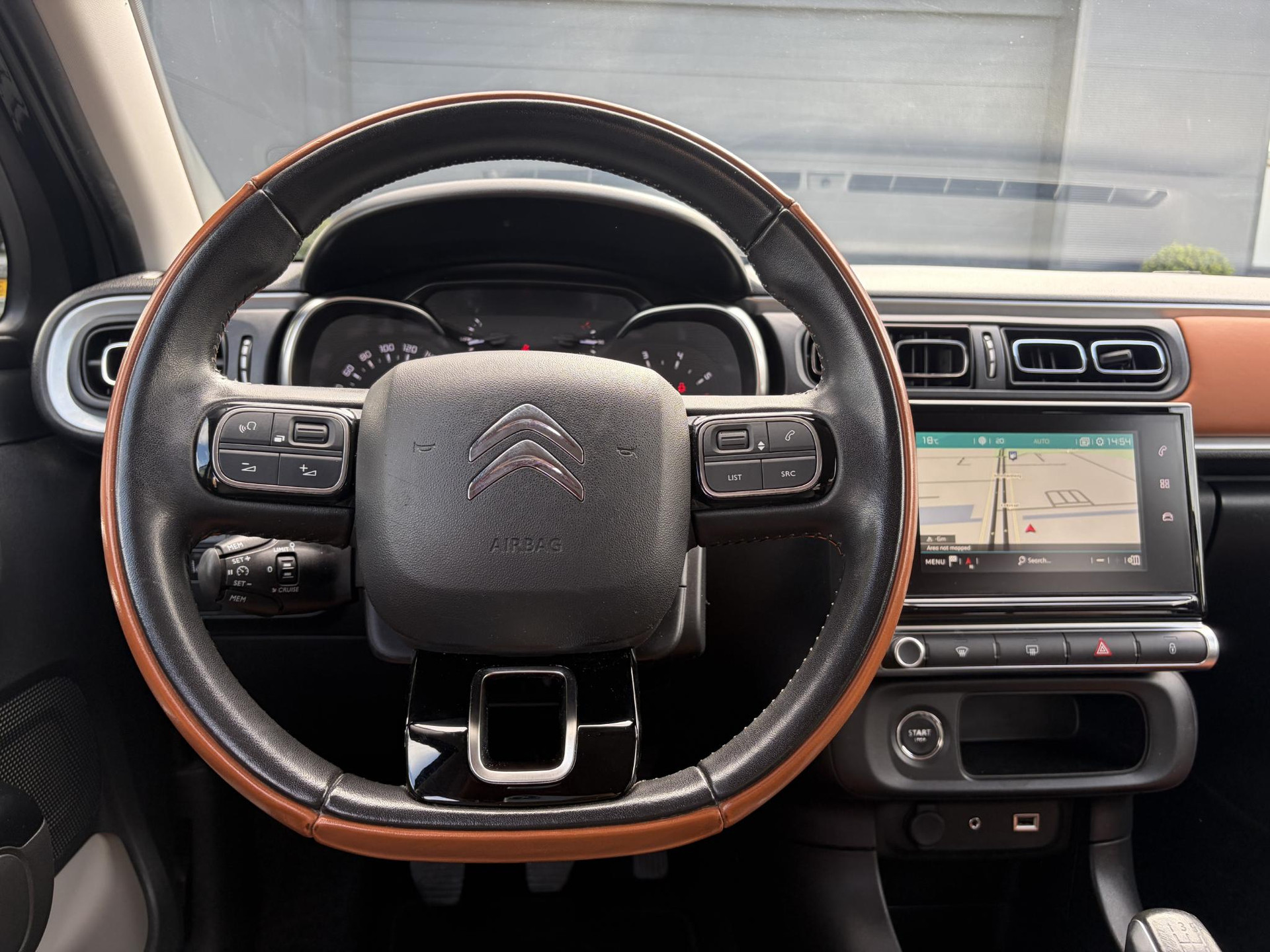 Citroen C3 1.2 PureTech Shine ✓Dealer Onderhouden✓2e Eigenaar✓Carplay✓Camera✓Navi✓Clima✓Cruise✓Pdc V+A✓Keyless✓Halfleder✓Trekhaak✓Rijstrooksensor✓Dodehoeksensor✓17'' Lm velgen✓N.A.P✓Nieuwe Apk bij Aflevering