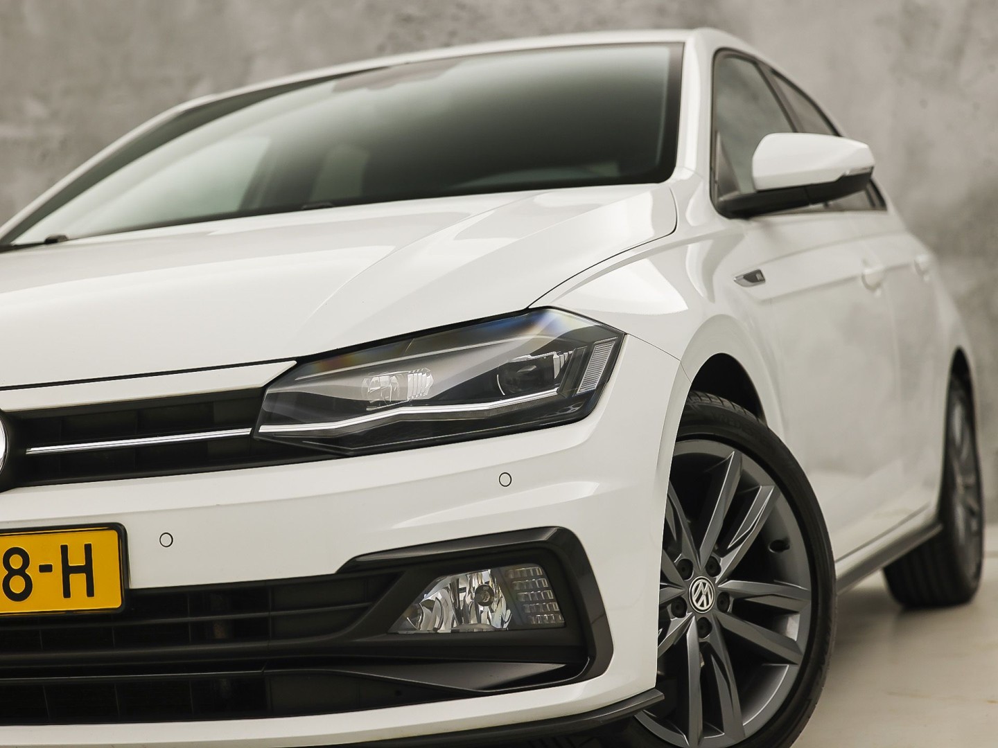 Volkswagen Polo 1.0 TSI R-Line Sport Automaat (VIRTUAL COCKPIT, ZWART HEMEL, GROOT NAVI, CLIMATE, LEDER, SPORTSTOELEN, GETINT GLAS, LM VELGEN, ADAPTIVE CRUISE, NIEUWSTAAT)