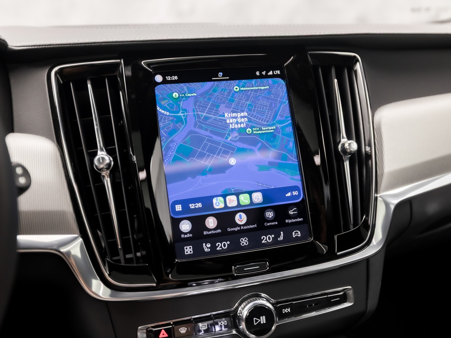Volvo V90 2.0 T6 Plug-in hybrid AWD Ultimate Dark 350Pk Automaat (PANORAMADAK, HARMAN/KARDON, LUCHTVERING, MEMORY SEATS, 360 CAMERA, HEAD-UP DISPLAY, STUUR/STOELVERWARMING, ZWART HEMEL, NIEUWSTAAT)