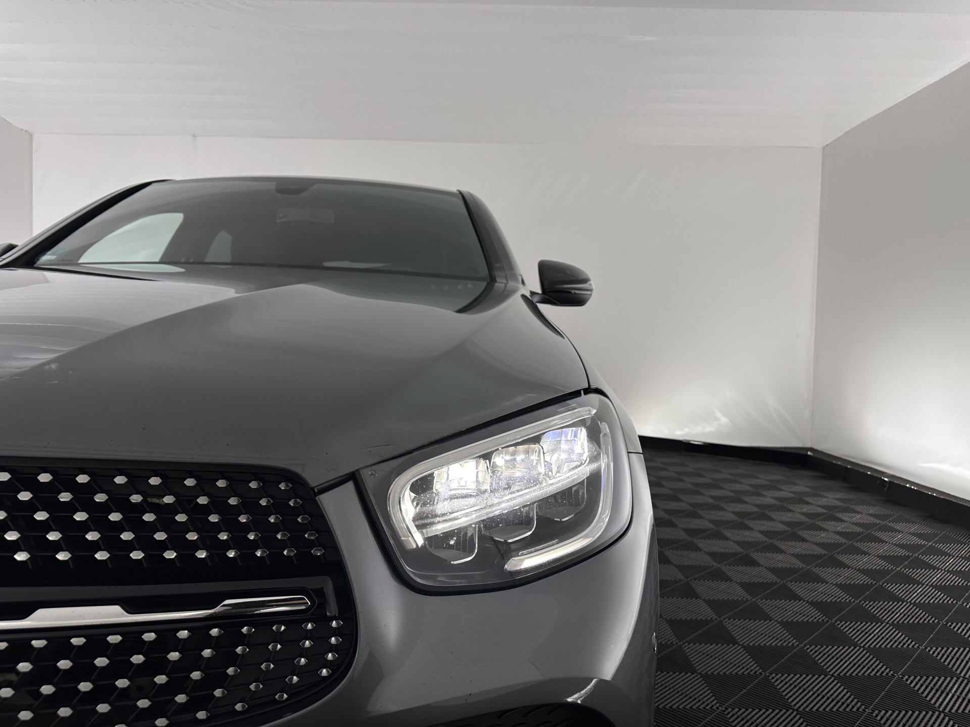 Mercedes-Benz GLC-klasse Coupé 300de 4MATIC Business Solution AMG (Plug-in) (INCL.BTW) *LEATHER-FABRIC | FULL-LED | CAMERA | HEATED-SPORTSEATS | NAVI-FULLMAP | PRIVACYGLASS | SHIFTPADDLES | DAB+ | ECC | PDC | CRUISE | 19''ALU*