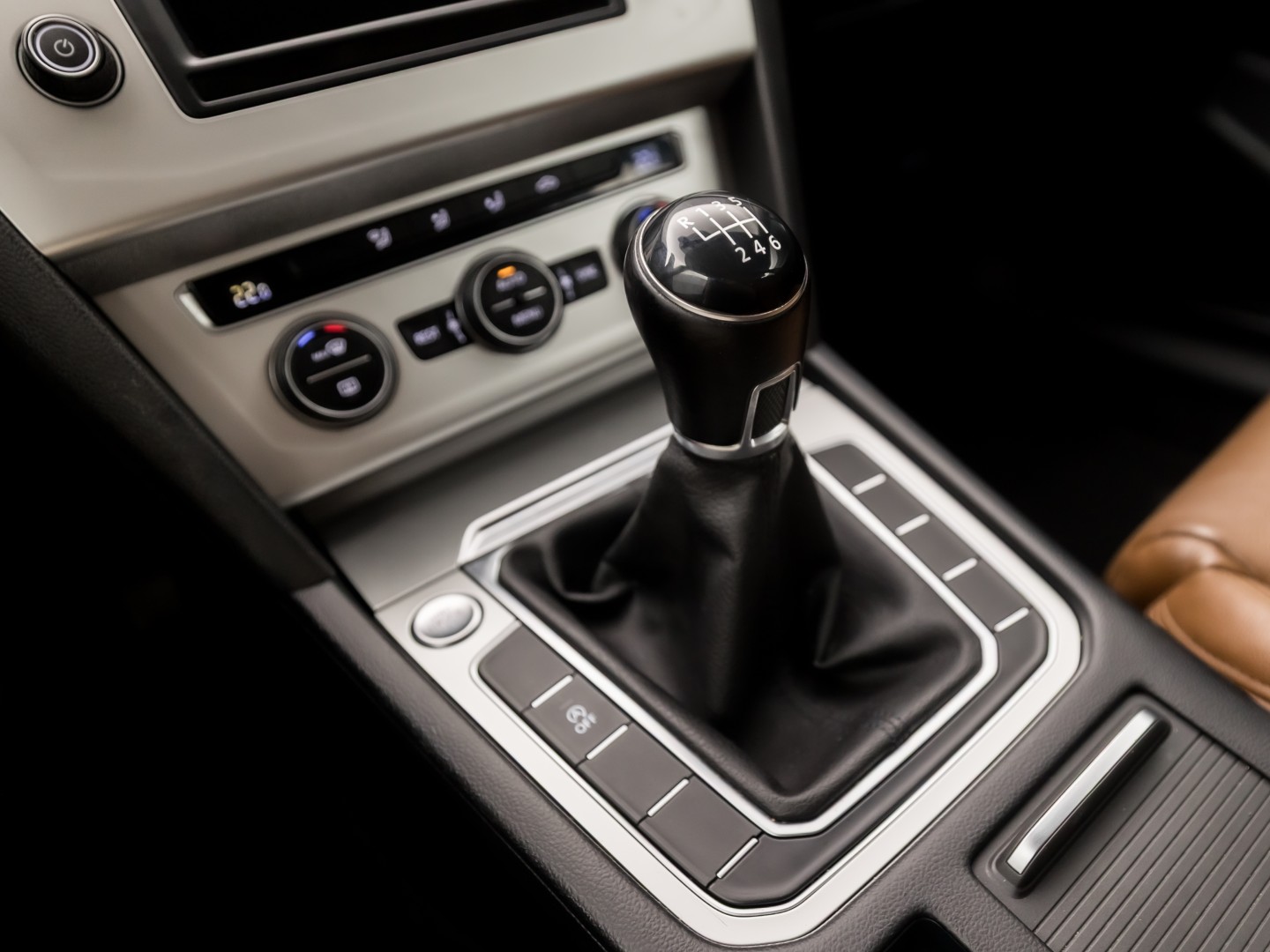 Volkswagen Passat Variant 1.4 TSI Sport (NAVIGATIE, CLIMATE, BRUIN LEDER, KEYLESS, PARKEERSENSOREN, SPORTSTOELEN, CRUISE, NIEUWE APK, NIEUWSTAAT)