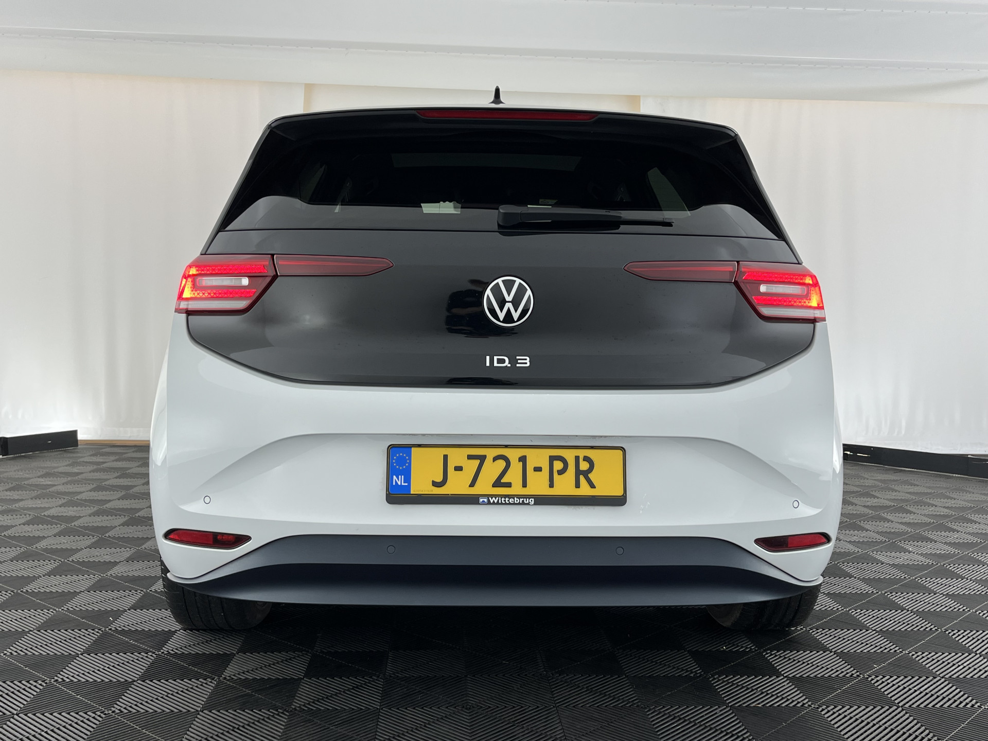 Volkswagen ID.3 First Max 58 kWh [ 3-Fase-11kW ] {SOH-89%} (INCL-BTW) *HEATPUMP | PANO | HEAD-UP | ADAPTIVE-CRUISE | IQ-LIGHTS | BLINDSPOT | CAMERA | KEYLESS | MICROFIBRE | AMBIENTLIGHT | NAVI-FULLMAP | DAB+ | ECC | HEATED-SPORTSEATS | DIGI-COCKPIT |