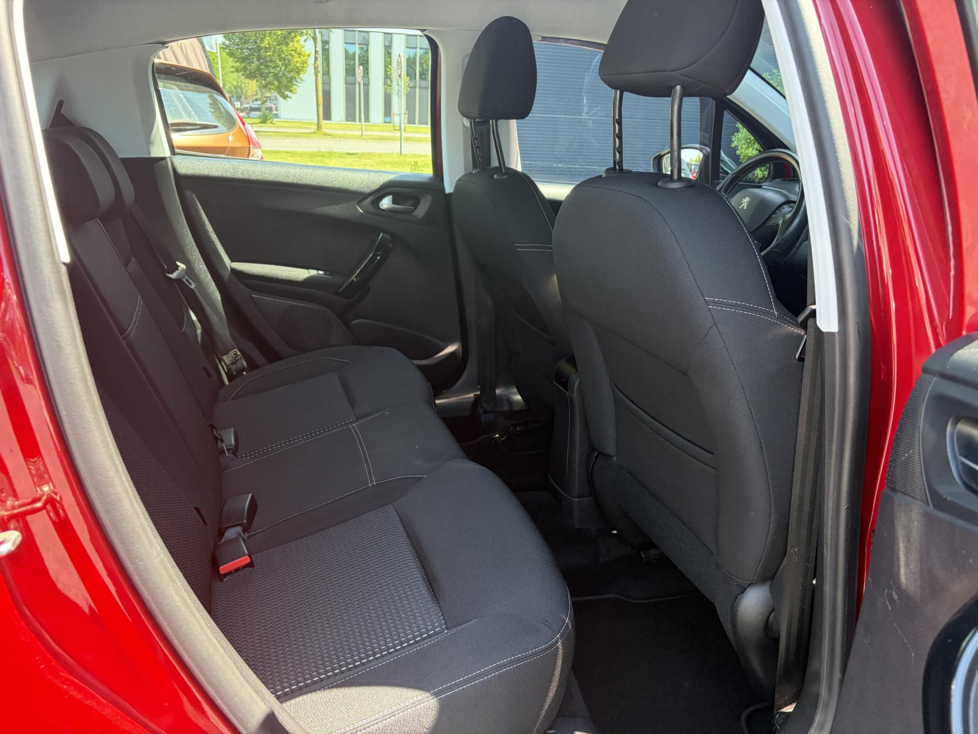 Peugeot 208 1.2 PureTech Allure 1e Eigenaar,D-riem vv in 2023,Afn.Trekhaak,Dealer Onderhouden,Carplay,Navi,Clima,Cruise,Lm velgen,110pk,N.A.P,Pdc,Apk tot 07-2027